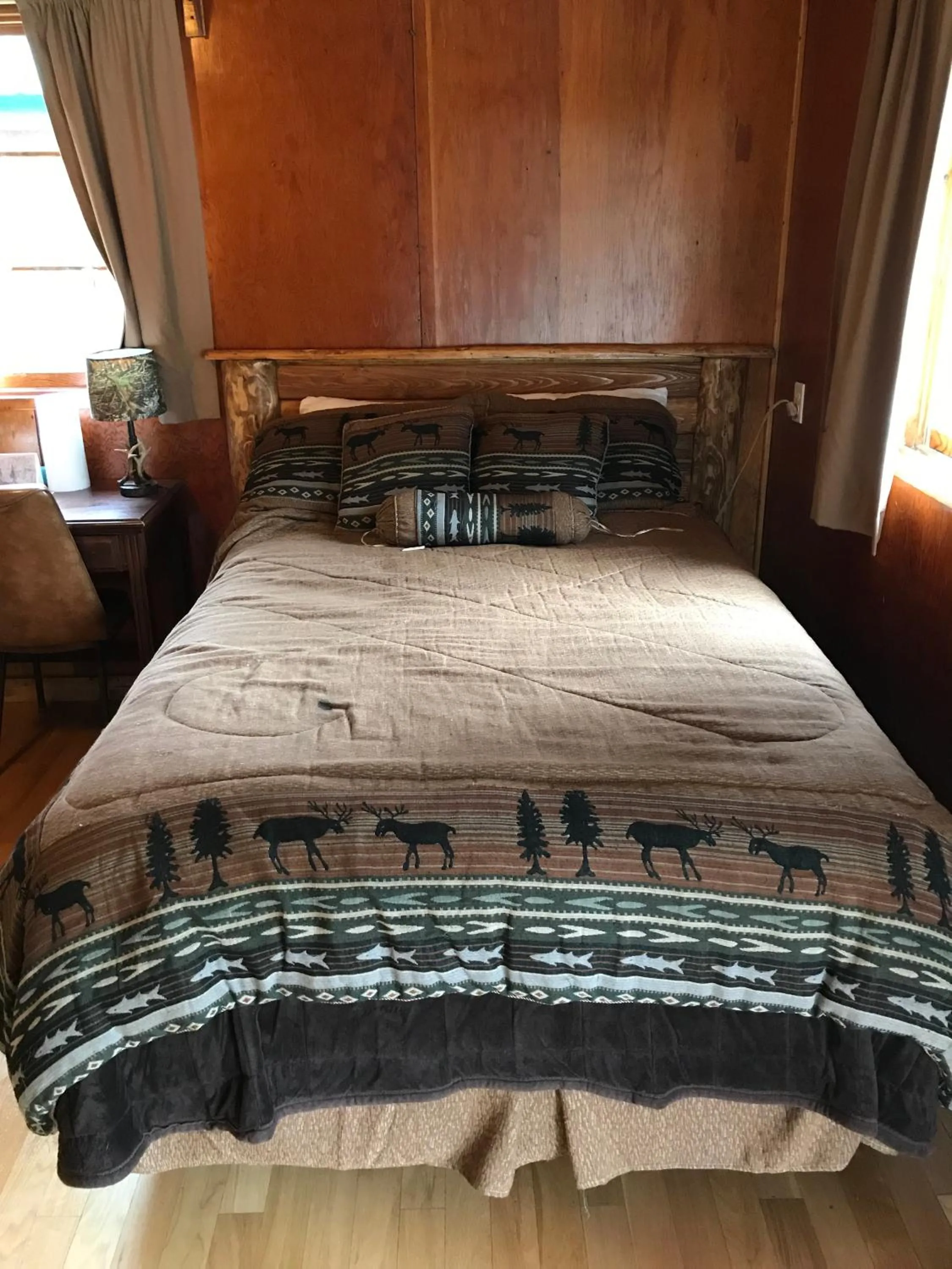 Bedroom, Bed in Gwin's Lodge & Roadhouse