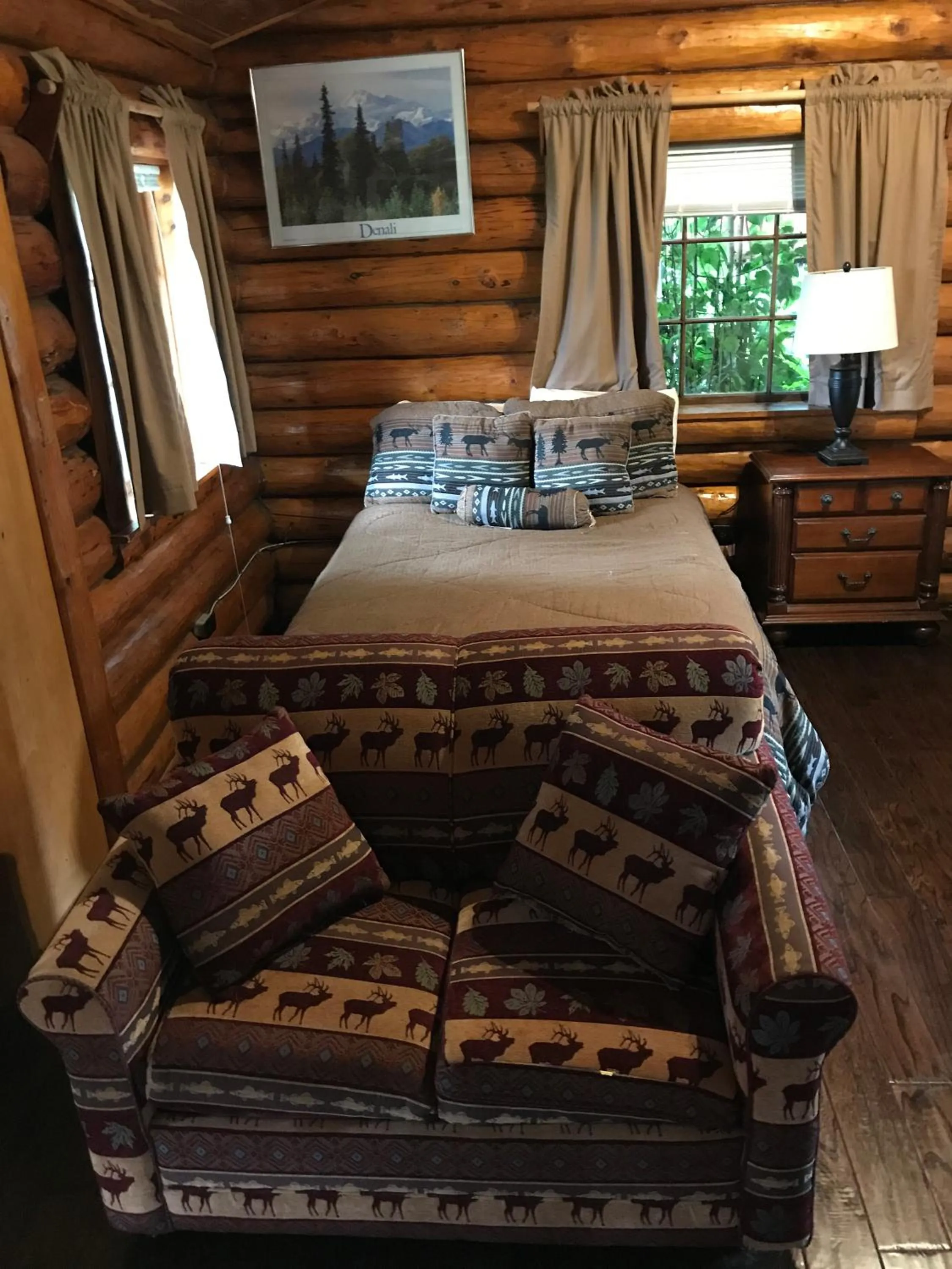 Bed in Gwin's Lodge & Roadhouse