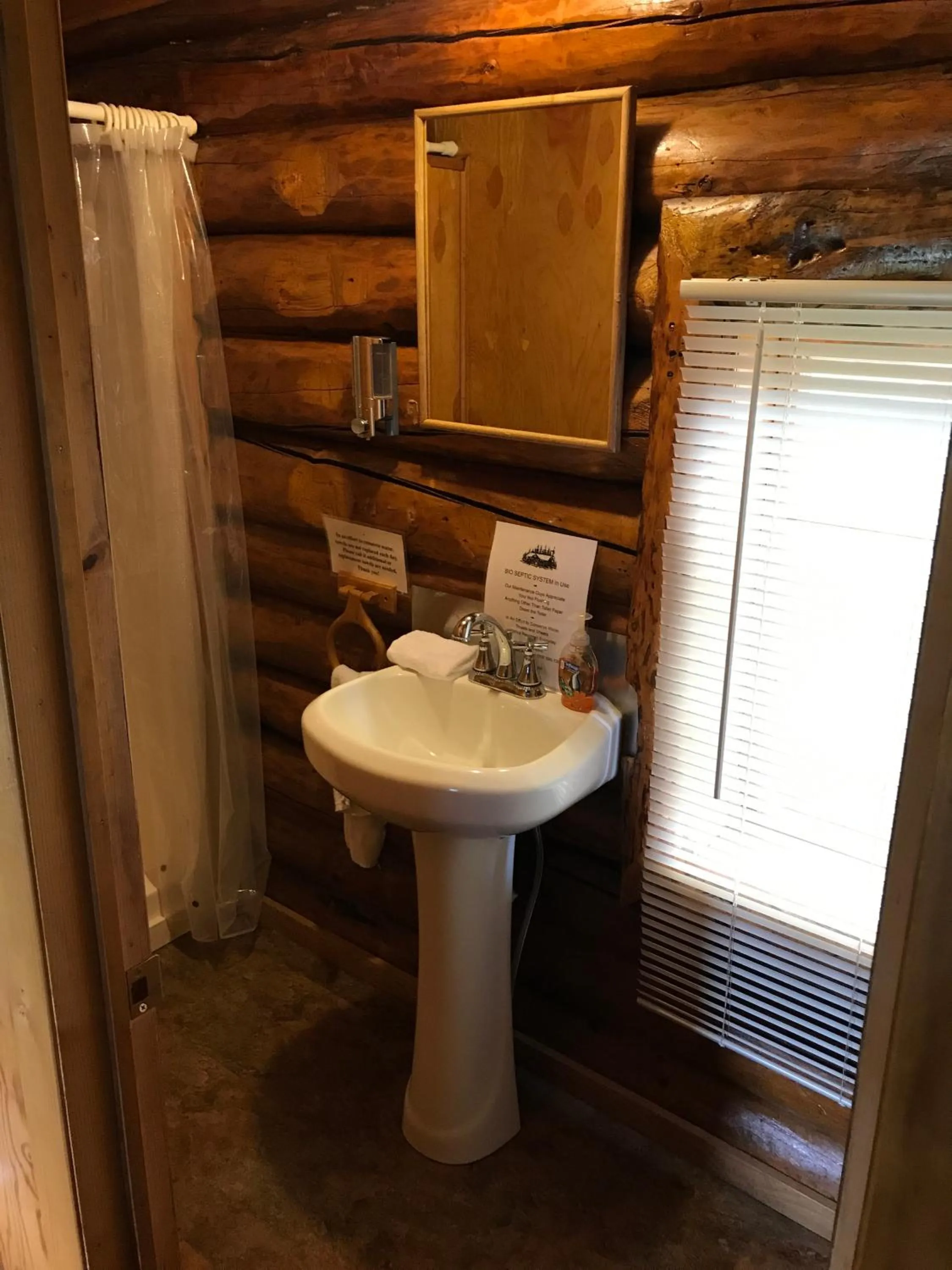 Bathroom in Gwin's Lodge & Roadhouse