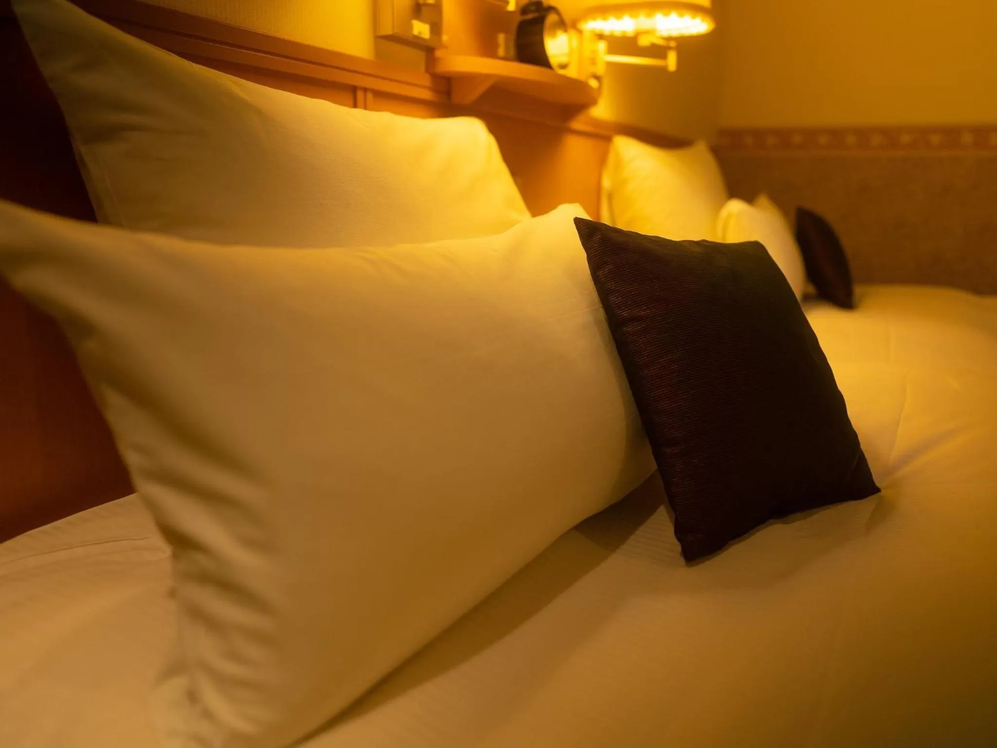 Photo of the whole room, Bed in CHRES