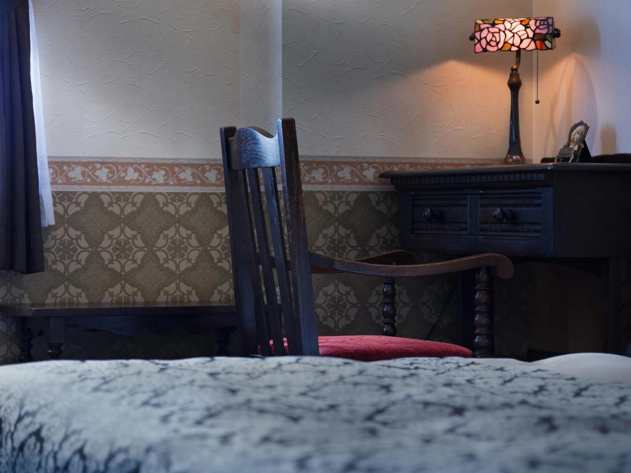 Photo of the whole room, Bed in CHRES