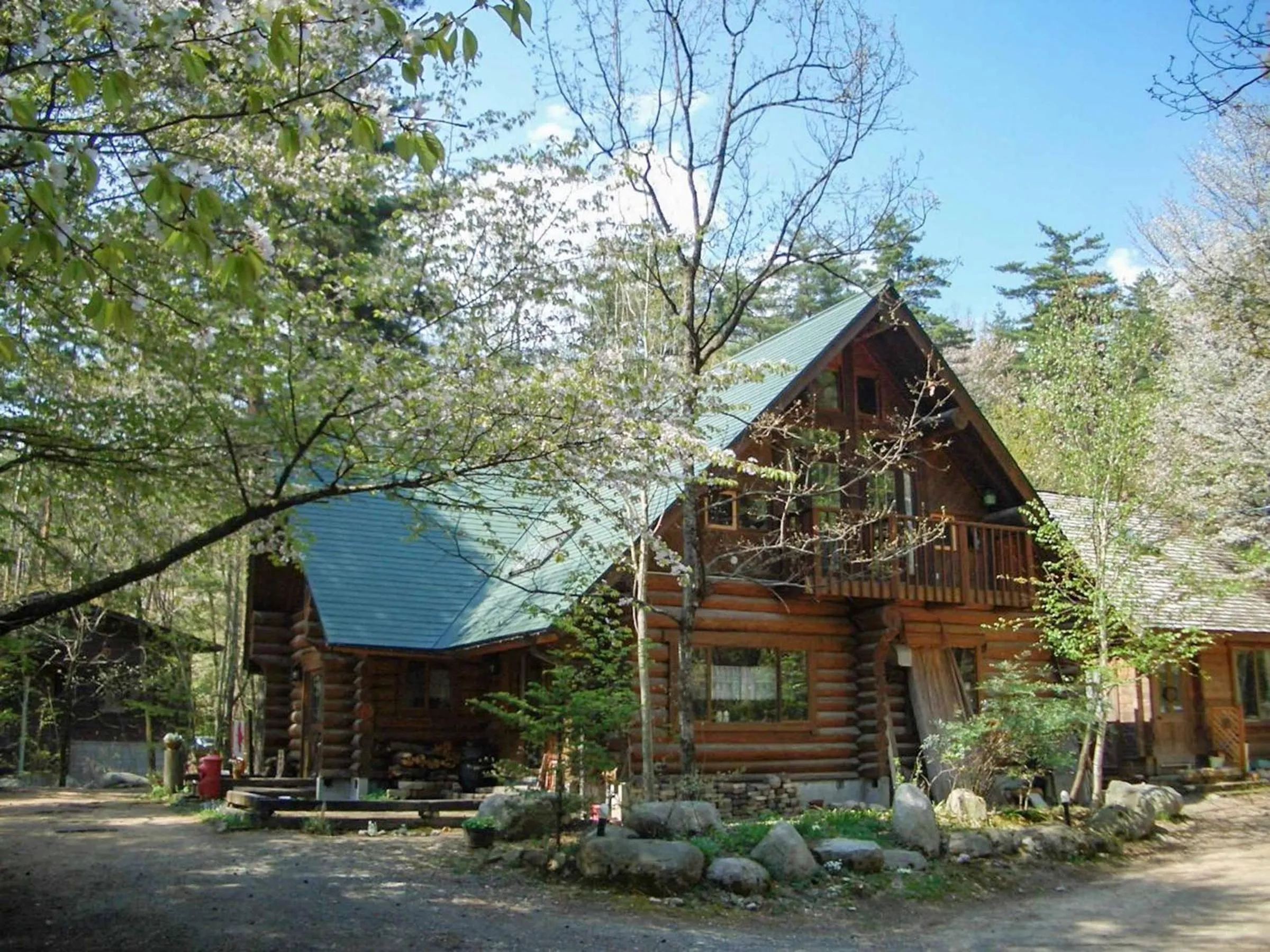 Facade/entrance in Canadian Loghouse Inn AzuminoYujin