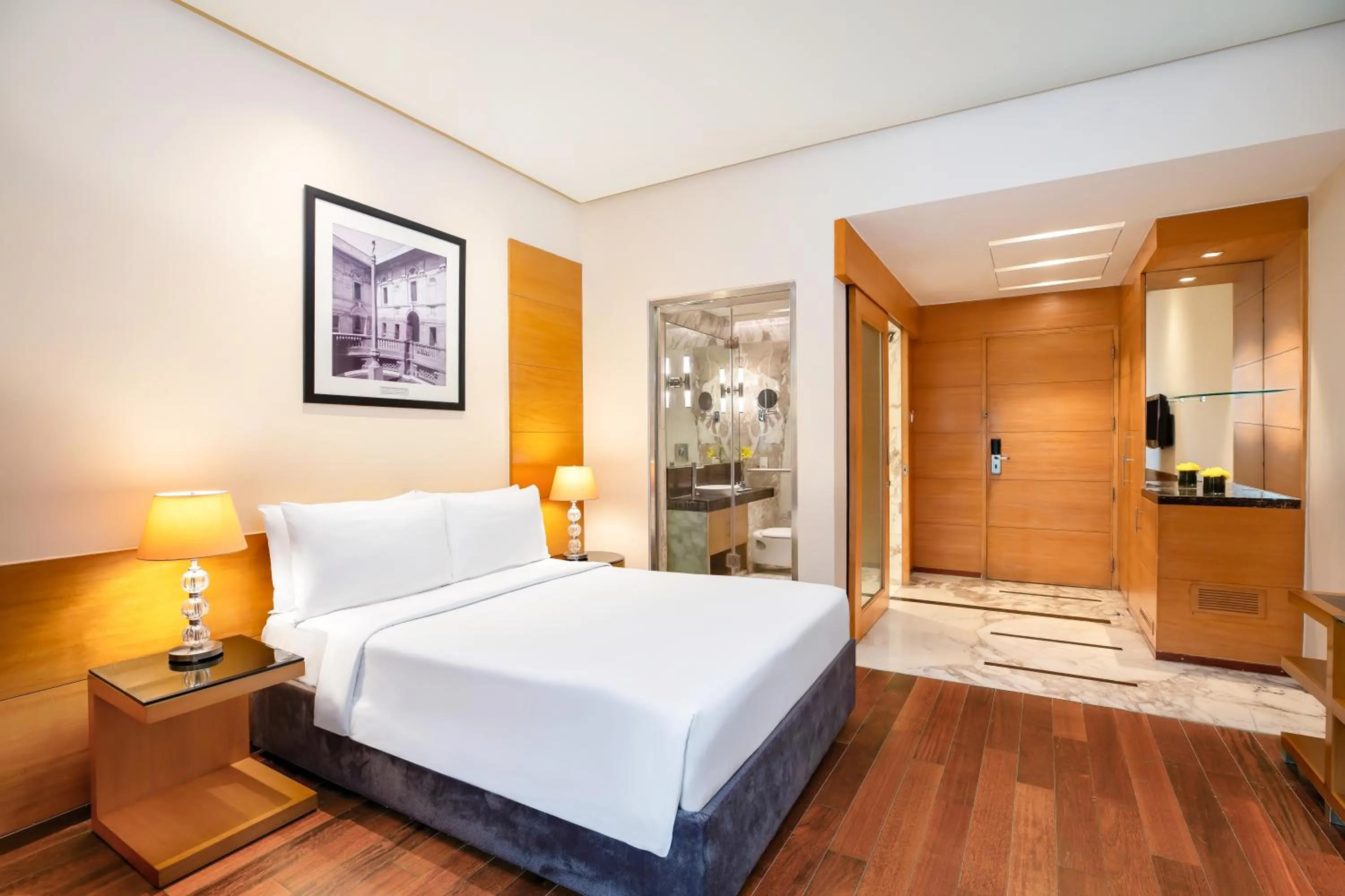 Photo of the whole room, Bed in Radisson Blu Marina Hotel Connaught Place