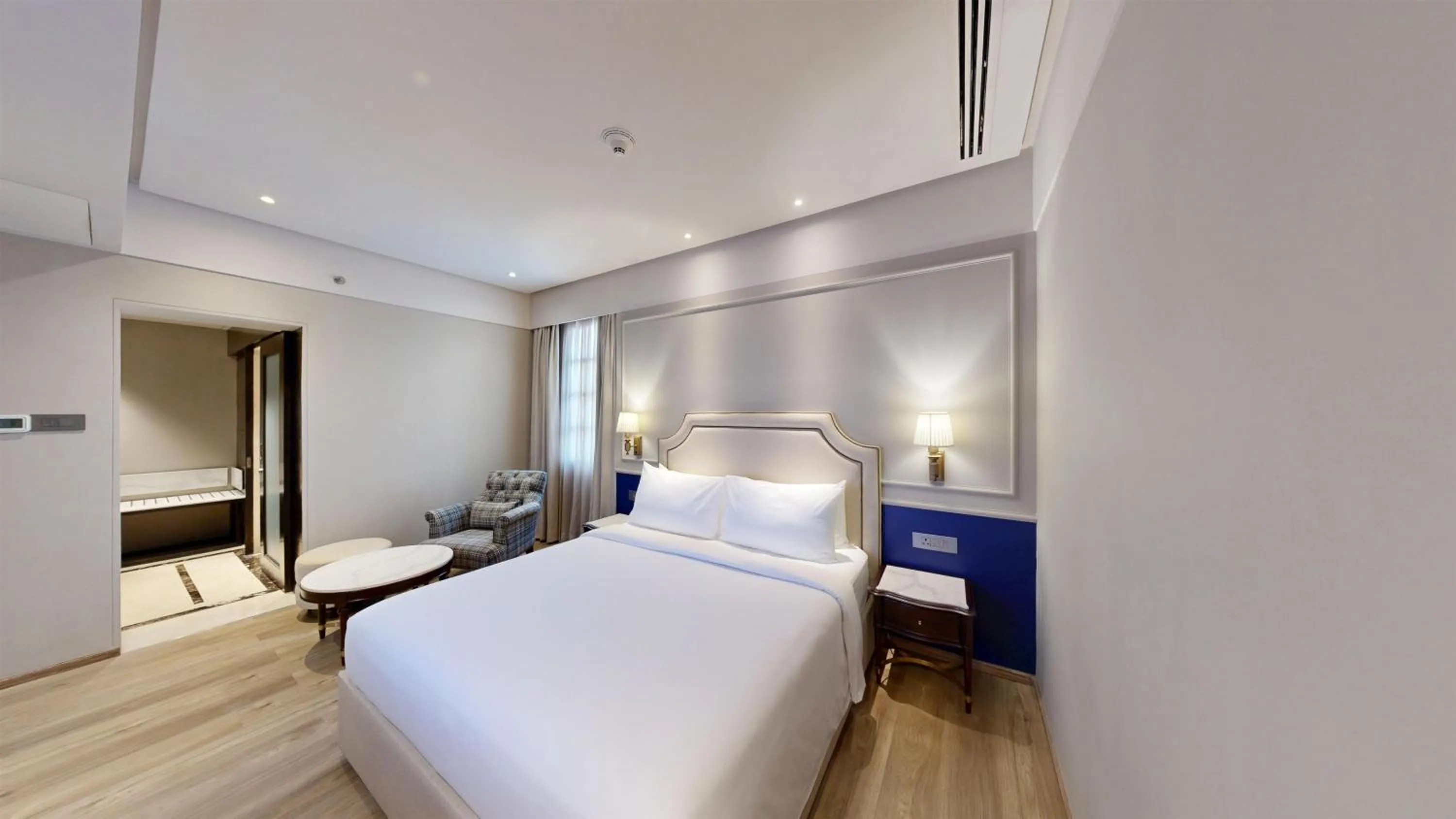 Photo of the whole room, Bed in Radisson Blu Marina Hotel Connaught Place