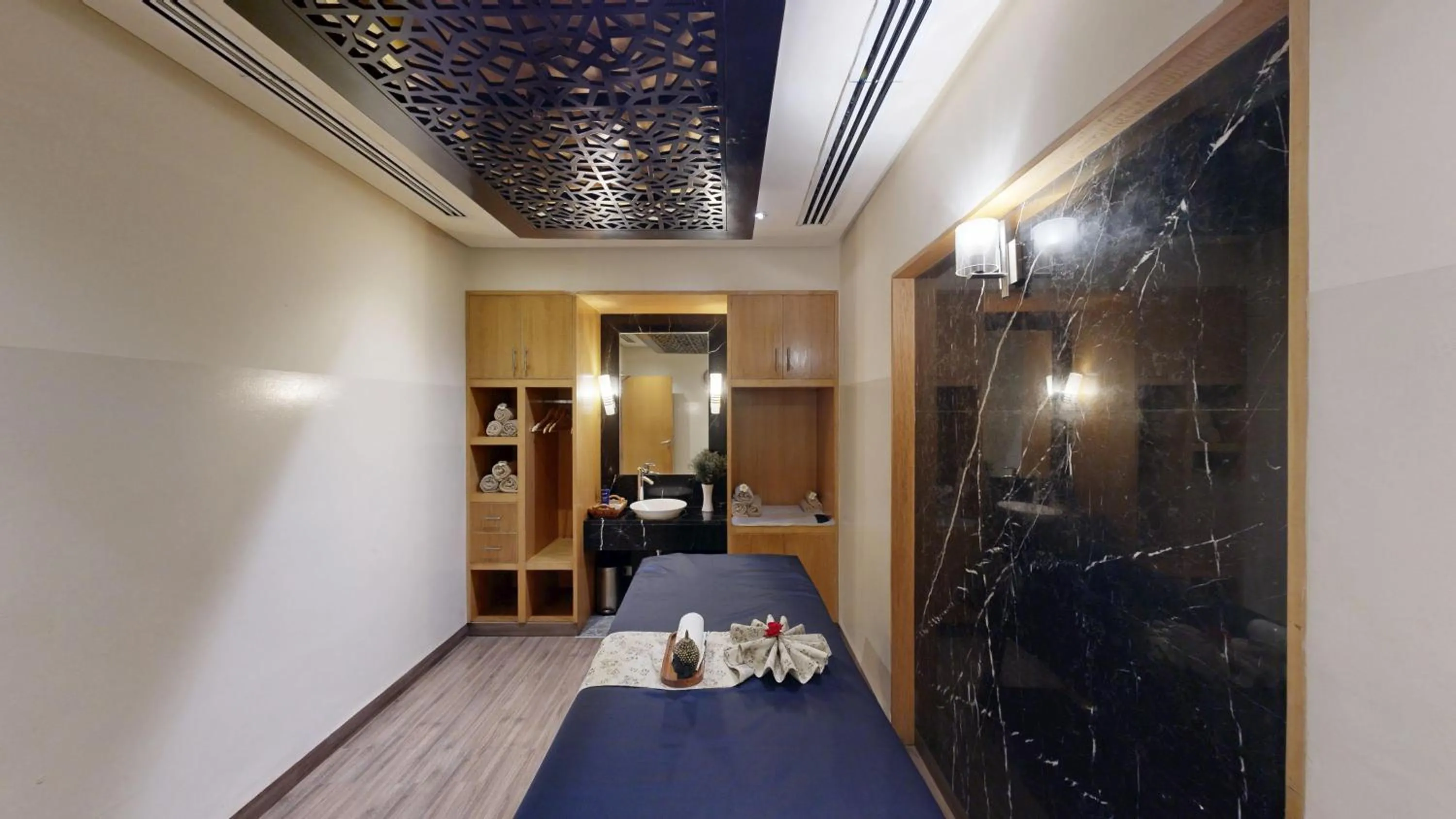 Spa and wellness centre/facilities, Bed in Radisson Blu Marina Hotel Connaught Place