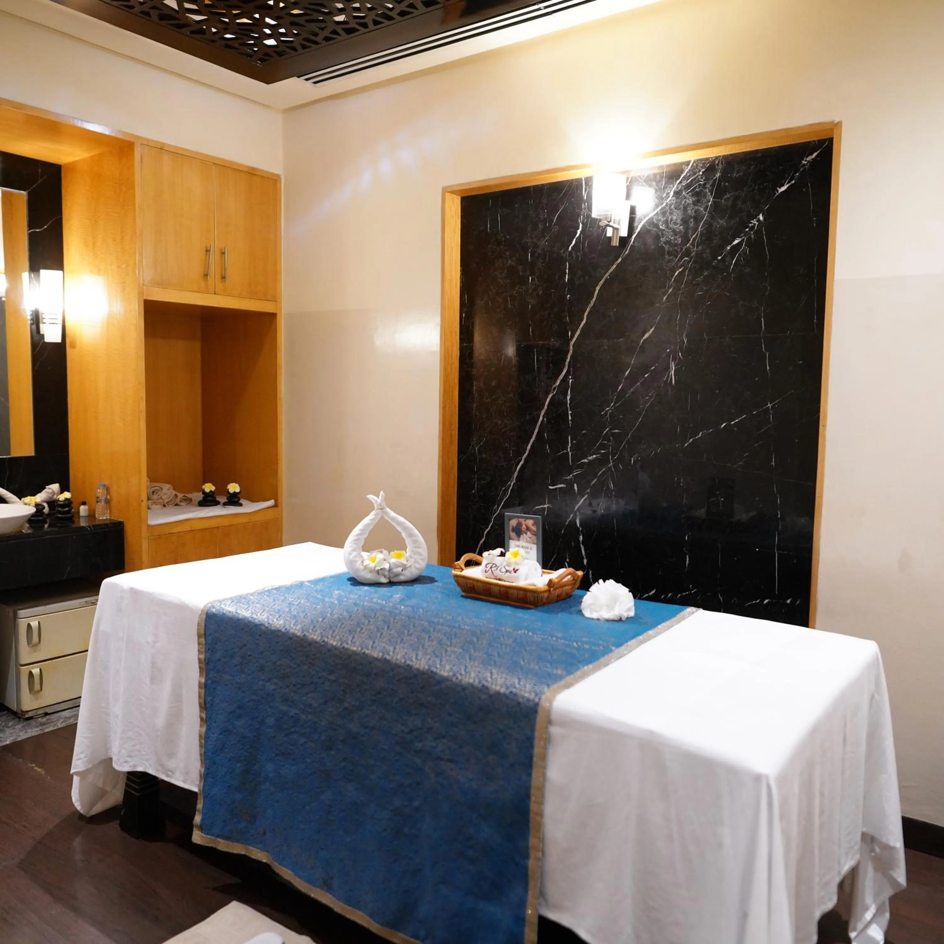 Spa and wellness centre/facilities, Bed in Radisson Blu Marina Hotel Connaught Place