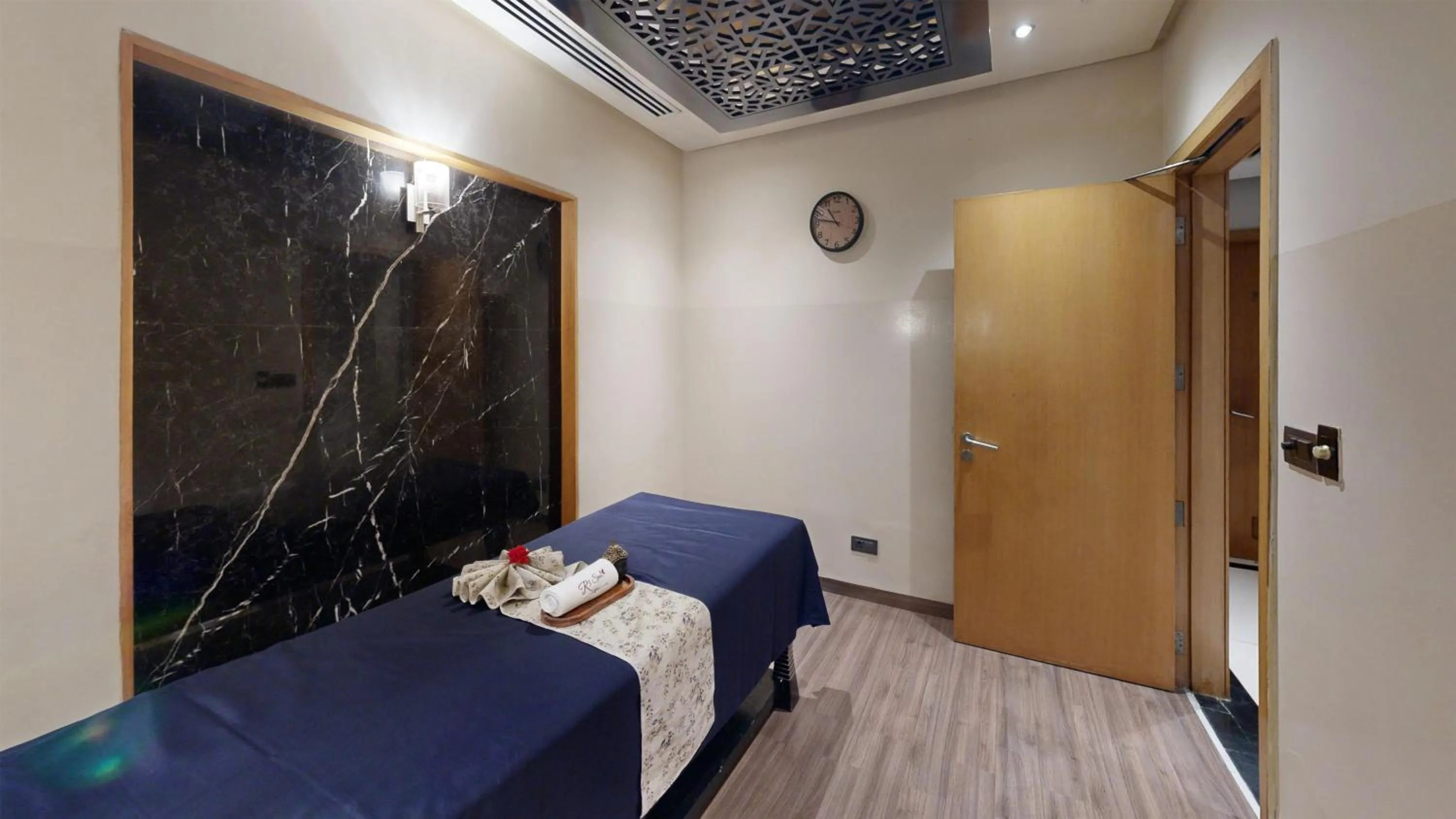 Spa and wellness centre/facilities, Bed in Radisson Blu Marina Hotel Connaught Place