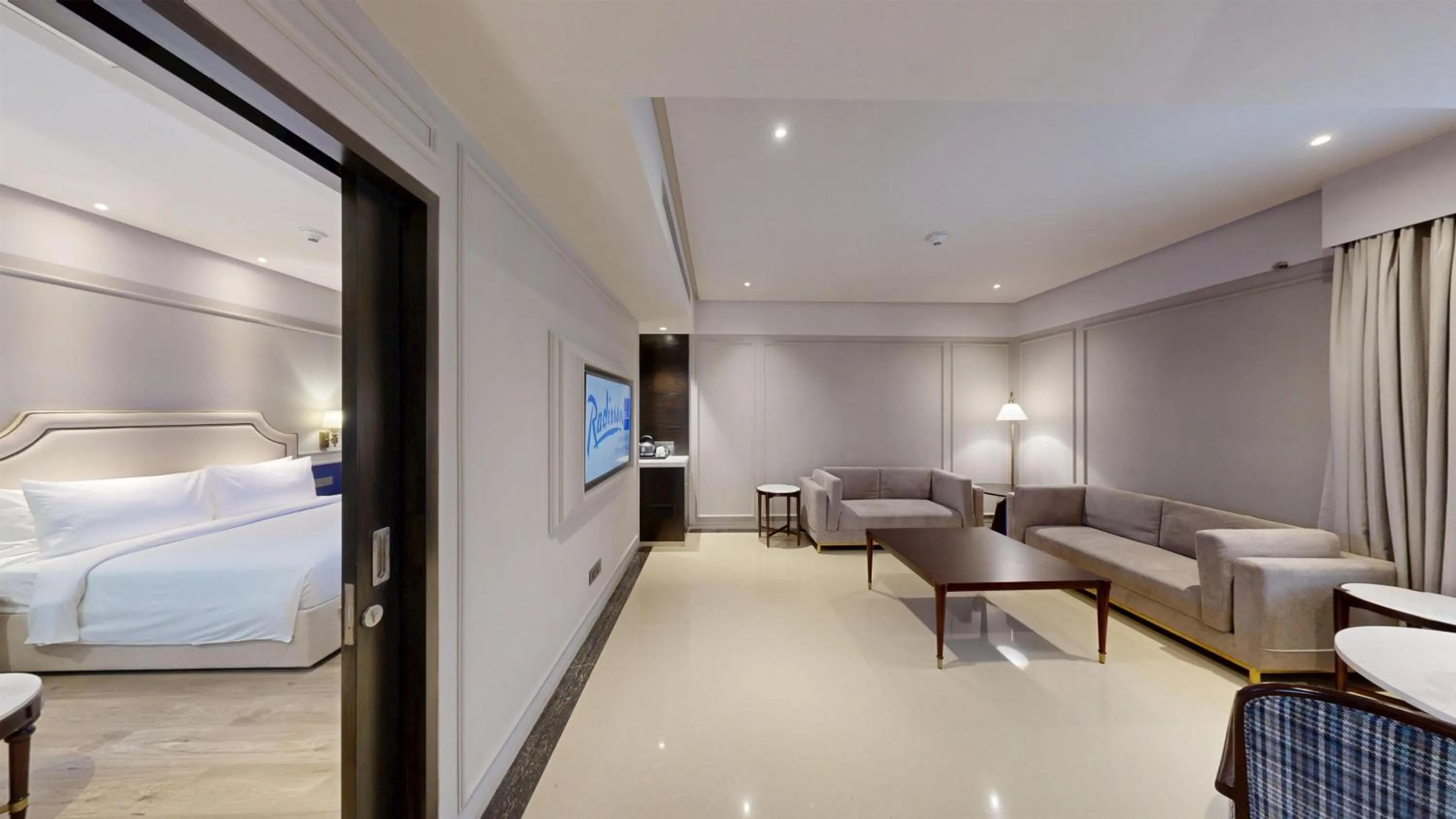 Photo of the whole room, Bed in Radisson Blu Marina Hotel Connaught Place