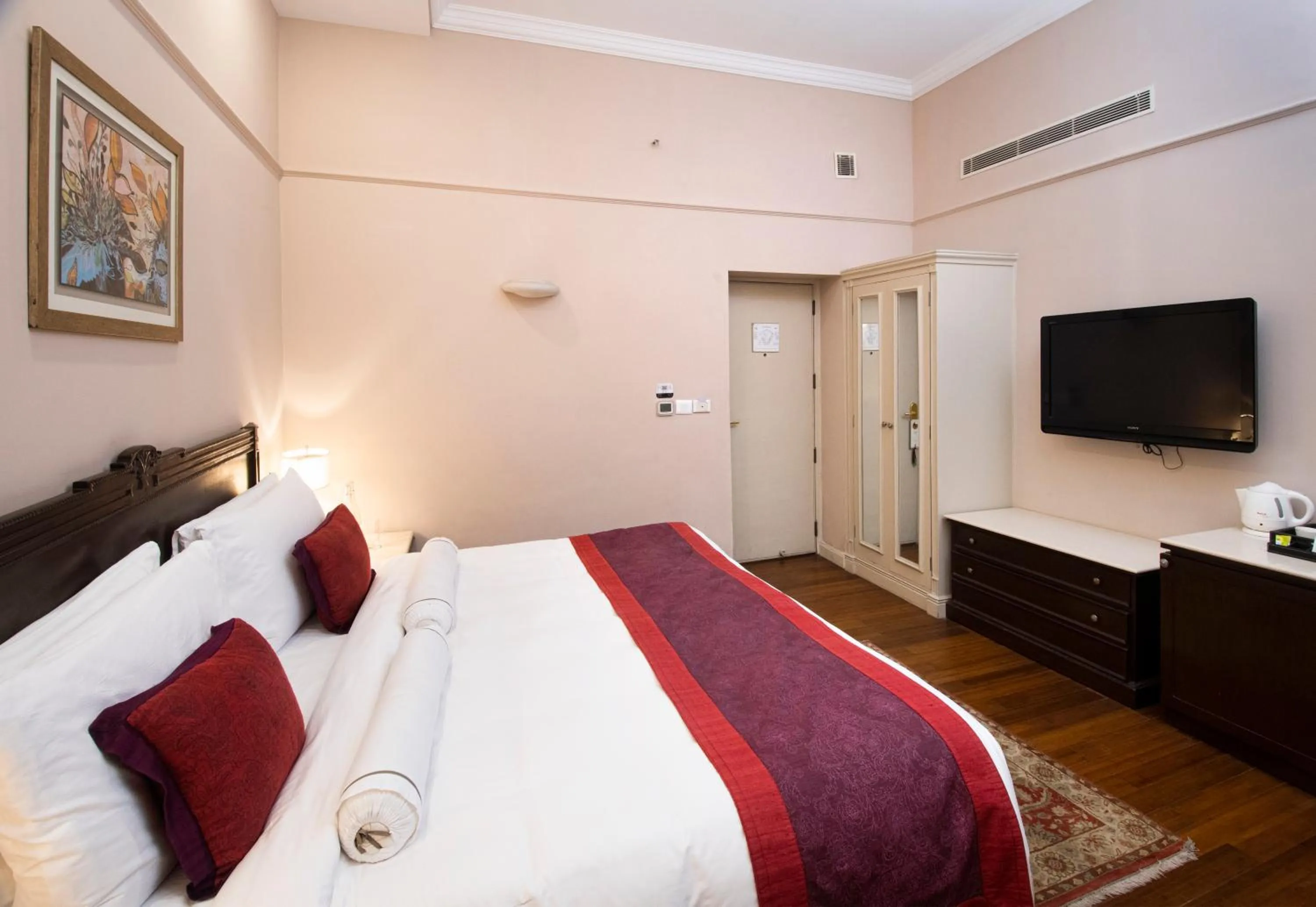 Bed in The Claridges New Delhi