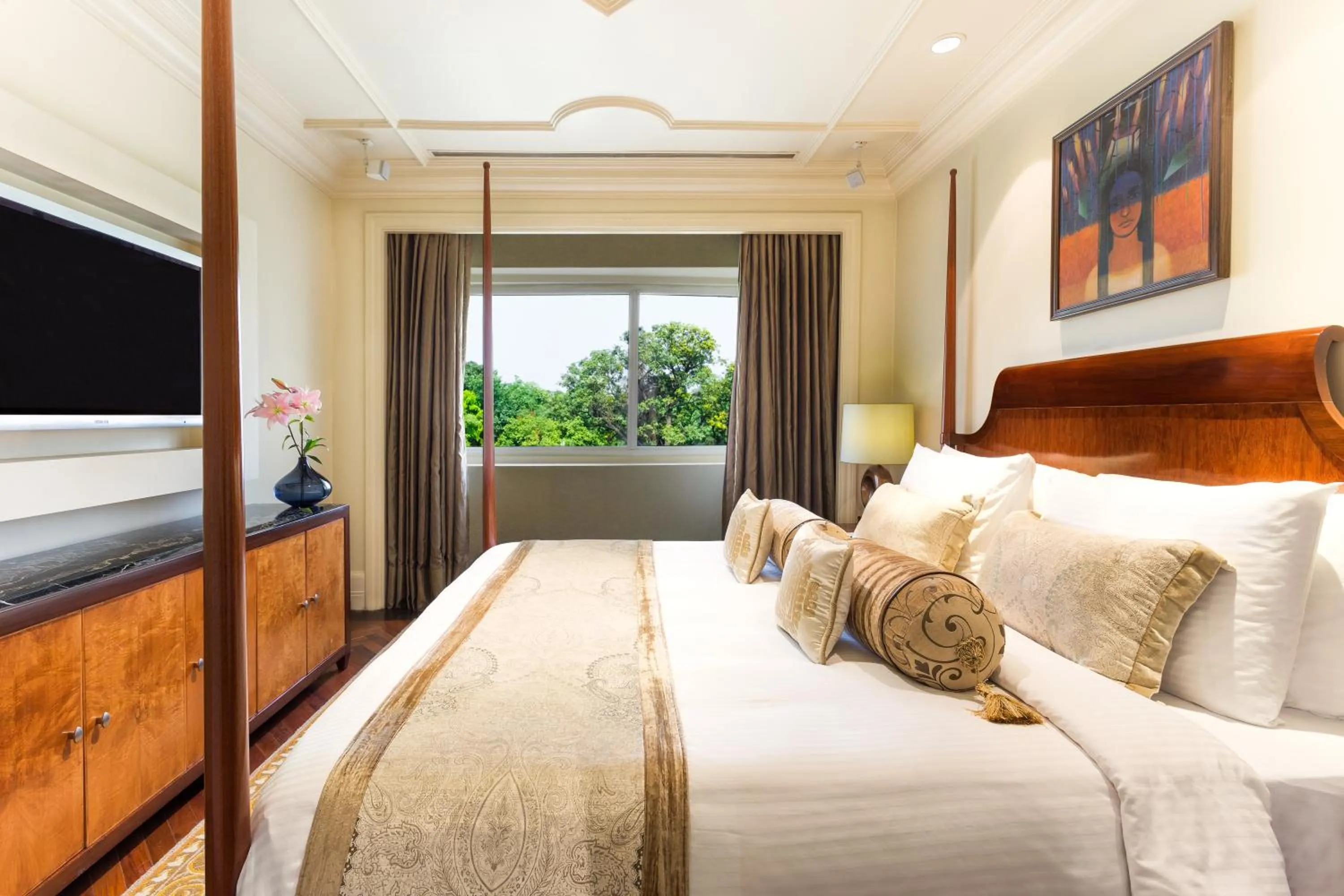 Bed in The Claridges New Delhi