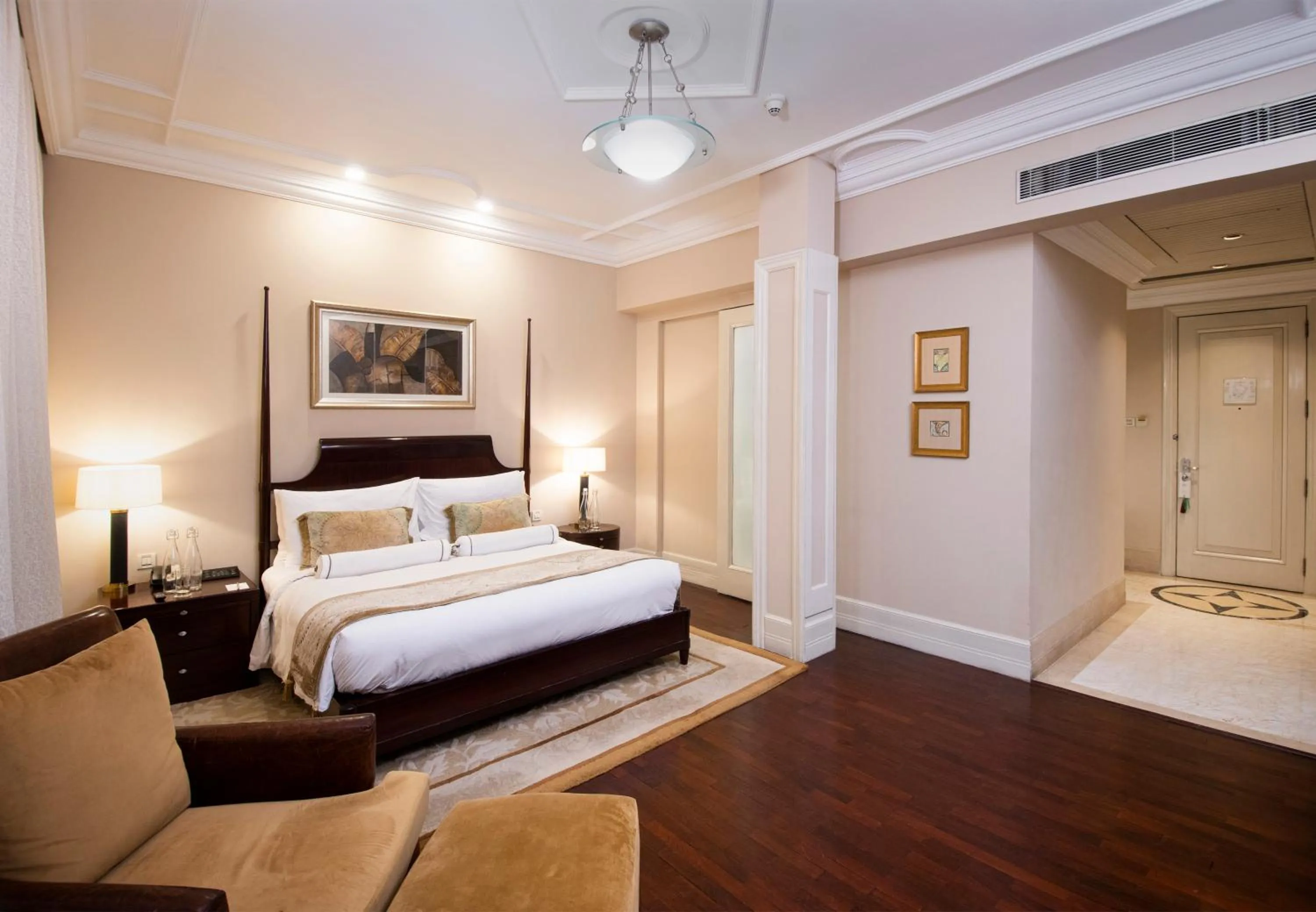 Bed in The Claridges New Delhi