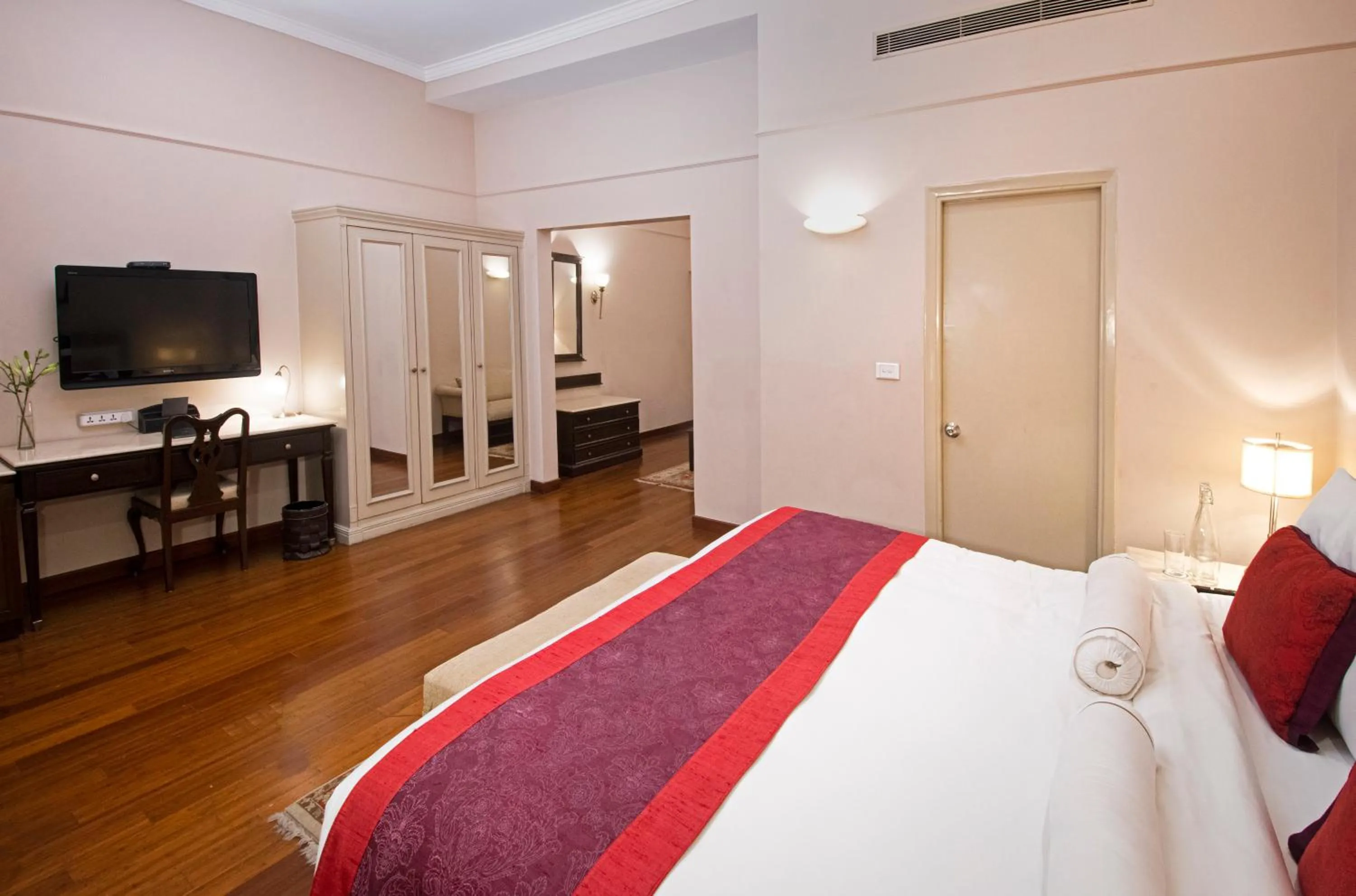 Bed in The Claridges New Delhi