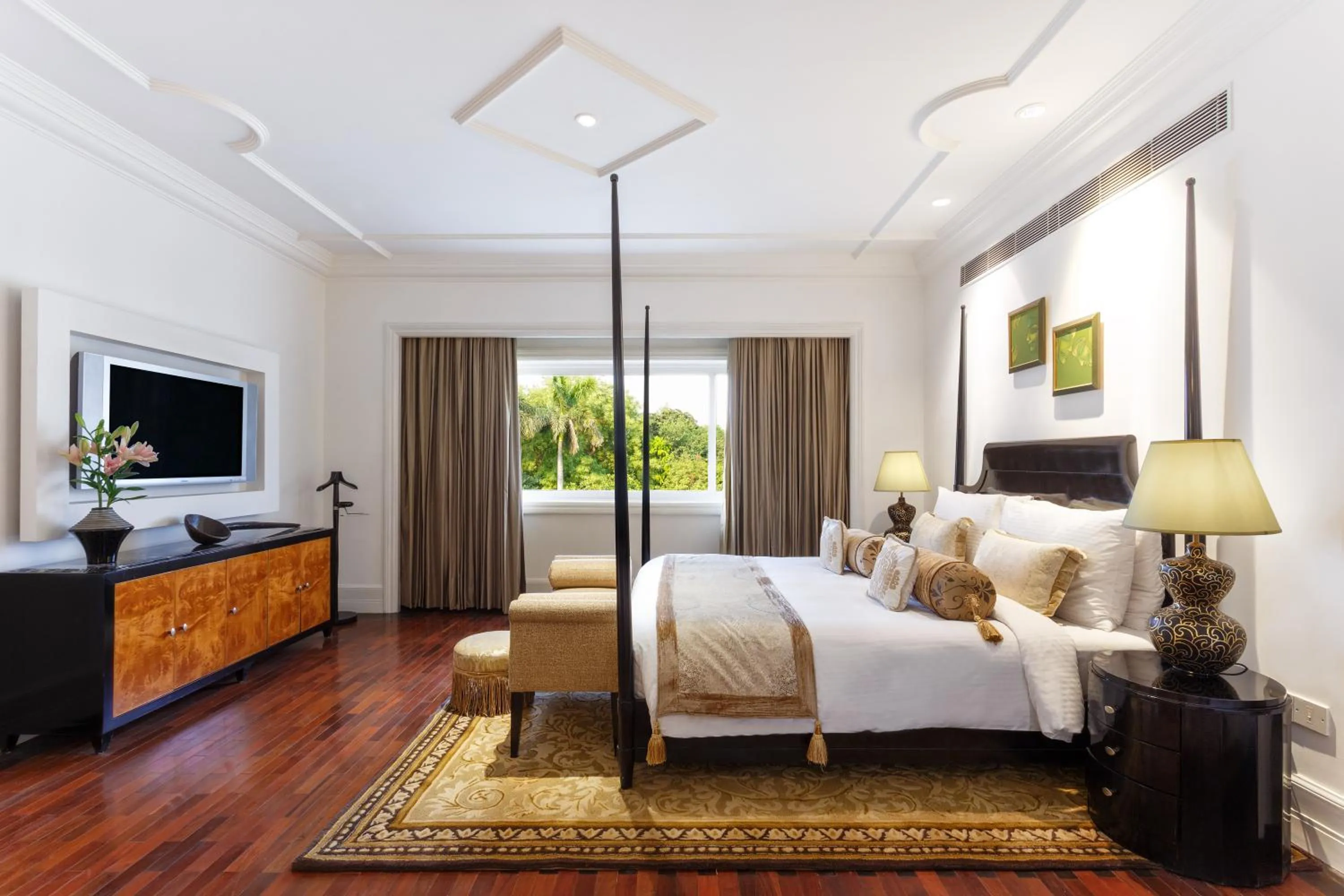 Bed in The Claridges New Delhi