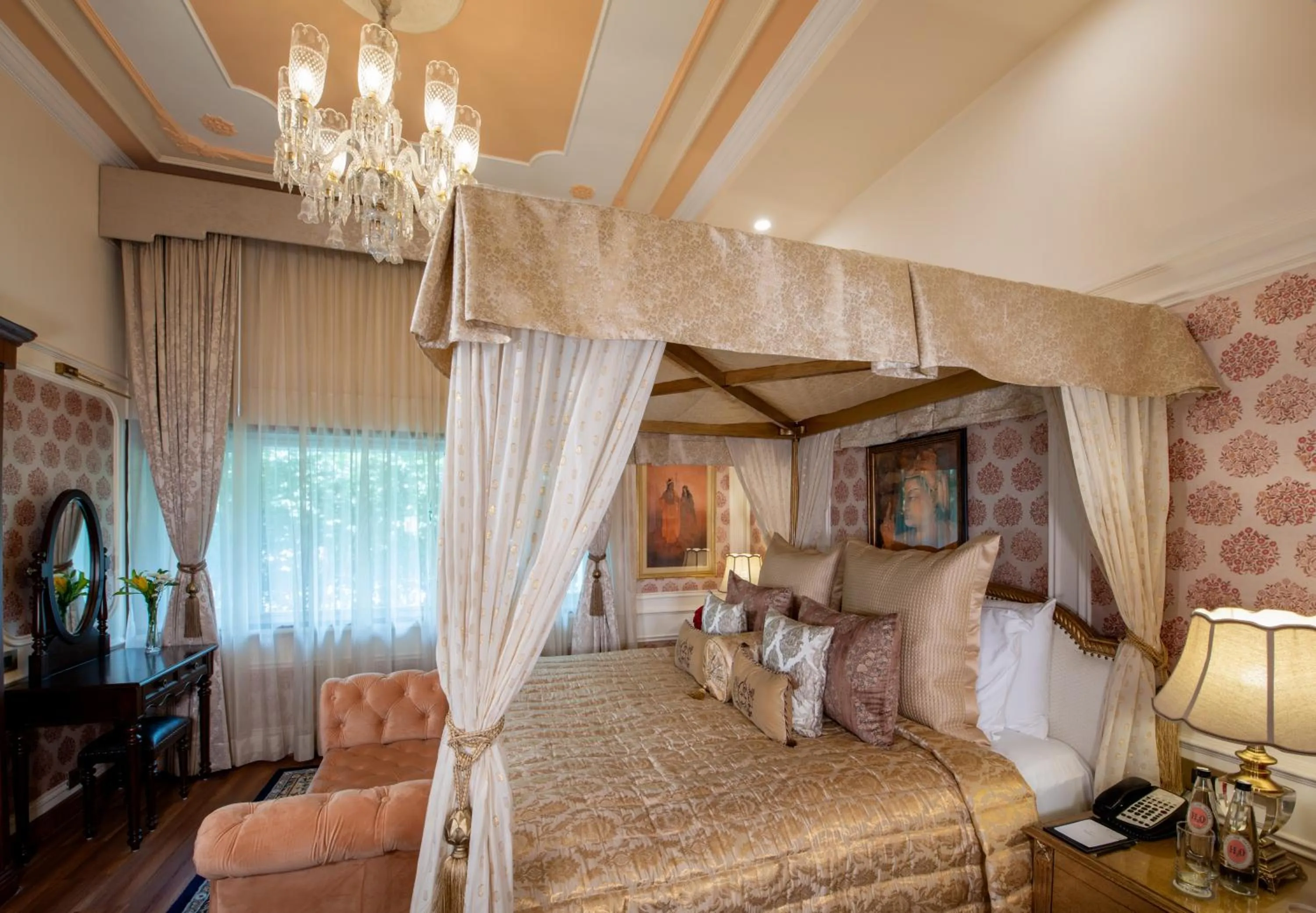 Bed in The Claridges New Delhi