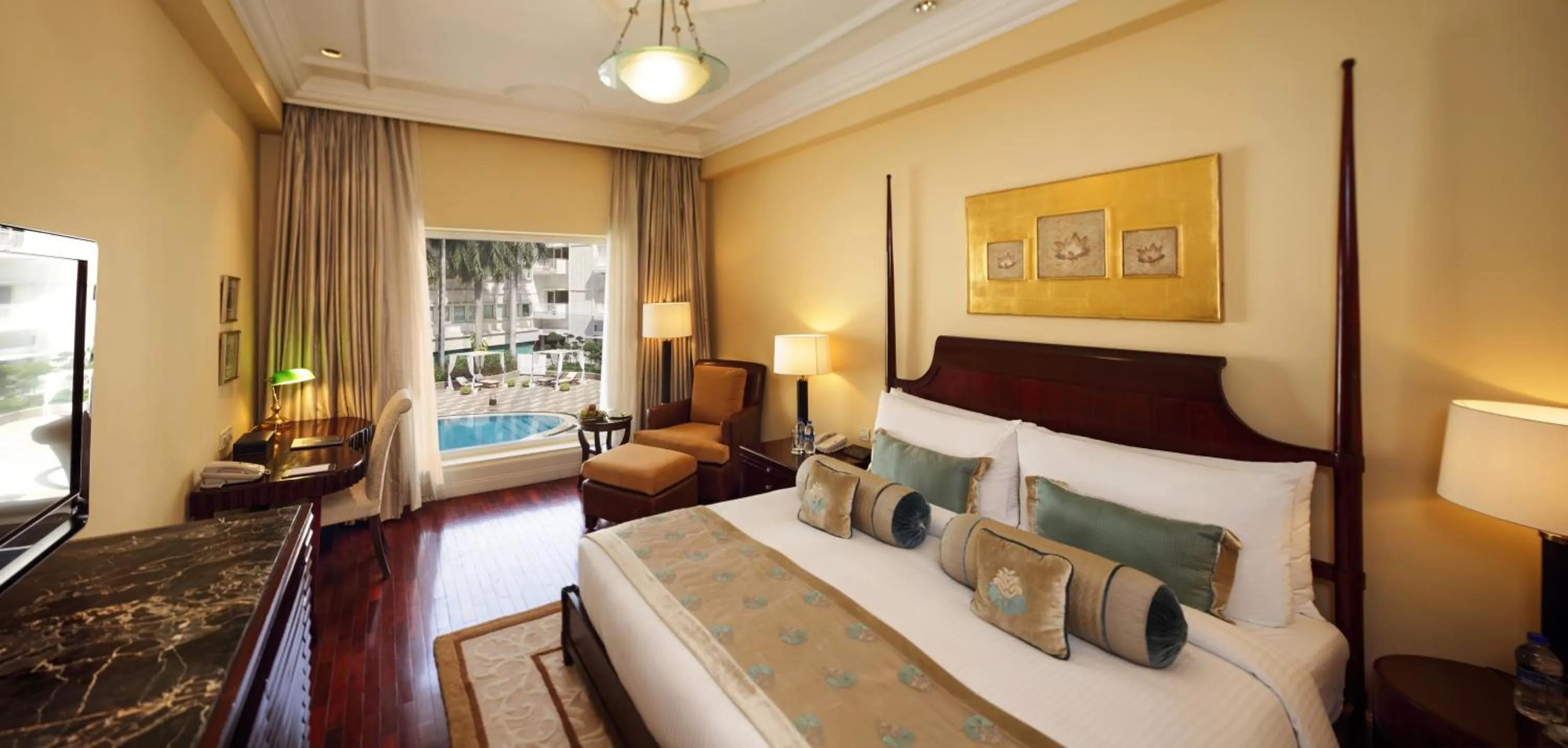 Bed in The Claridges New Delhi