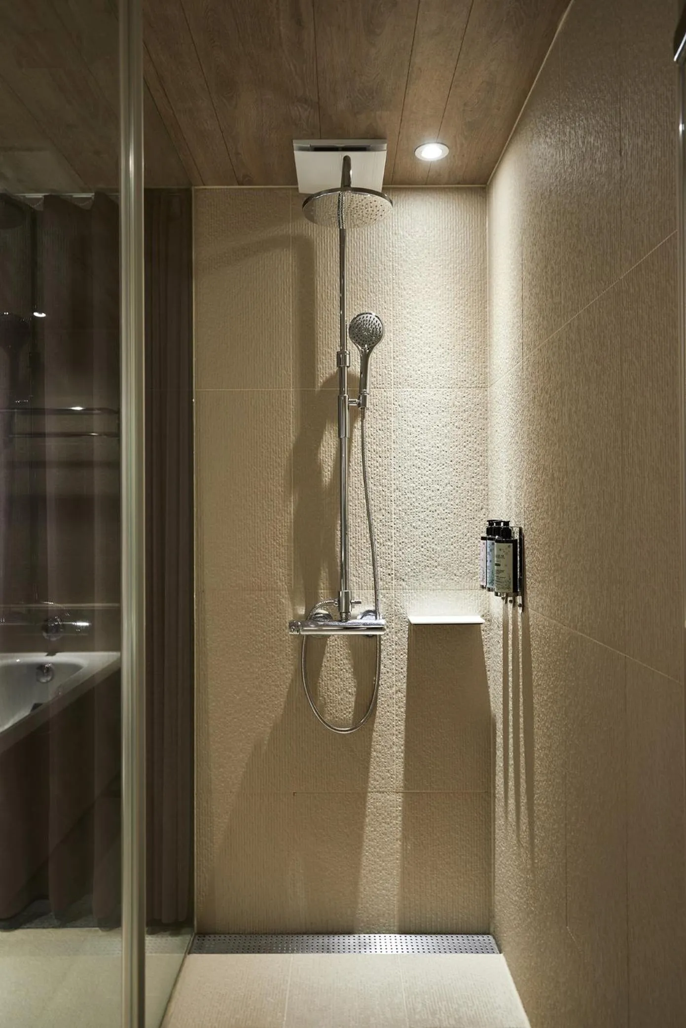 Shower in K Hotel Taipei Nanjing