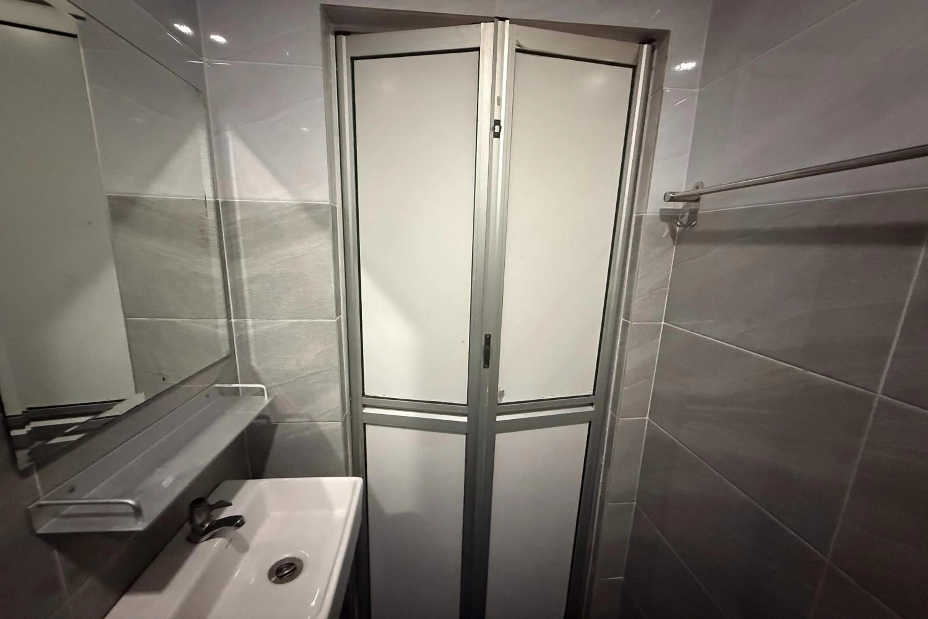 Shower in Tiong Nam Hotel