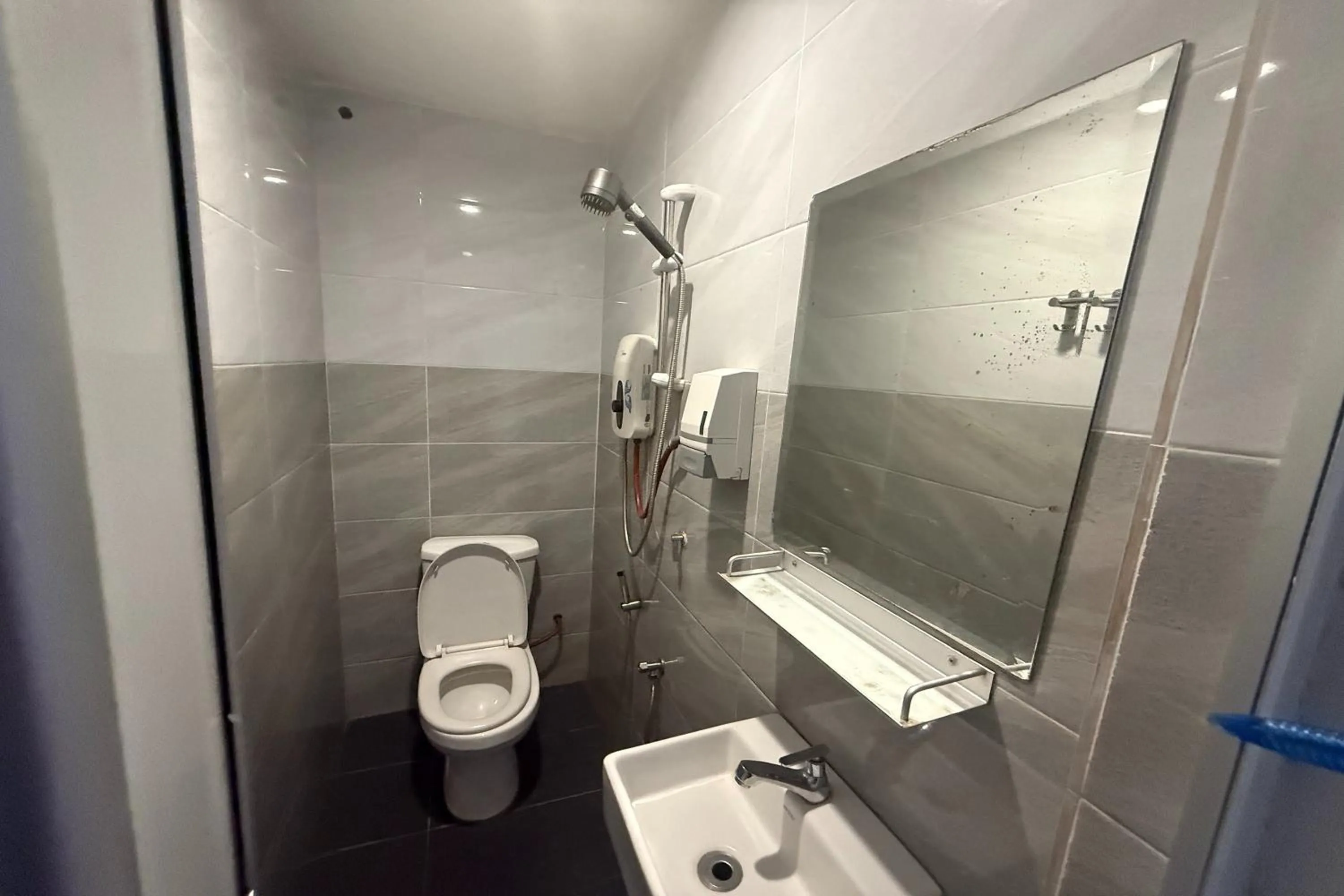 Shower in Tiong Nam Hotel