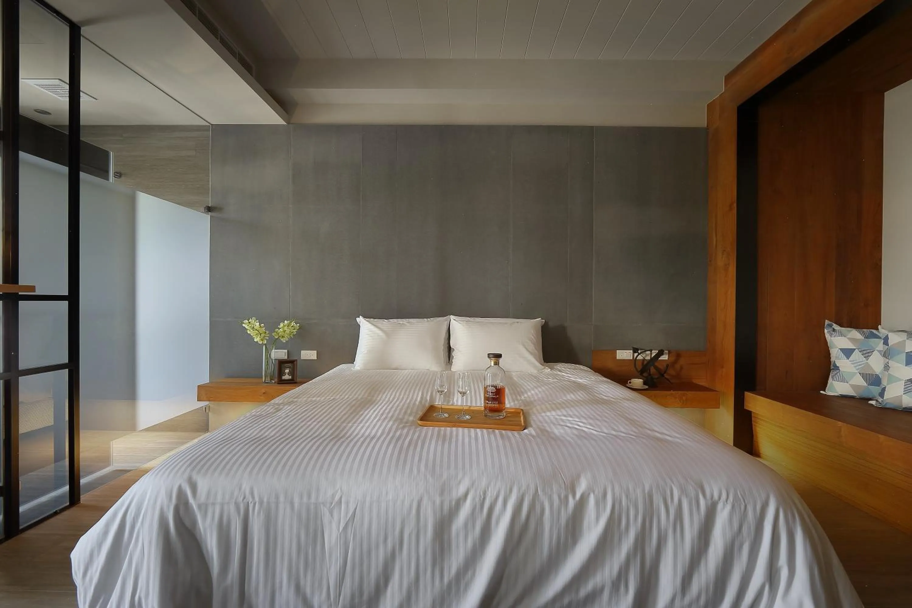 Bed in Sun Moon Lake Blue Sky Bay B&B