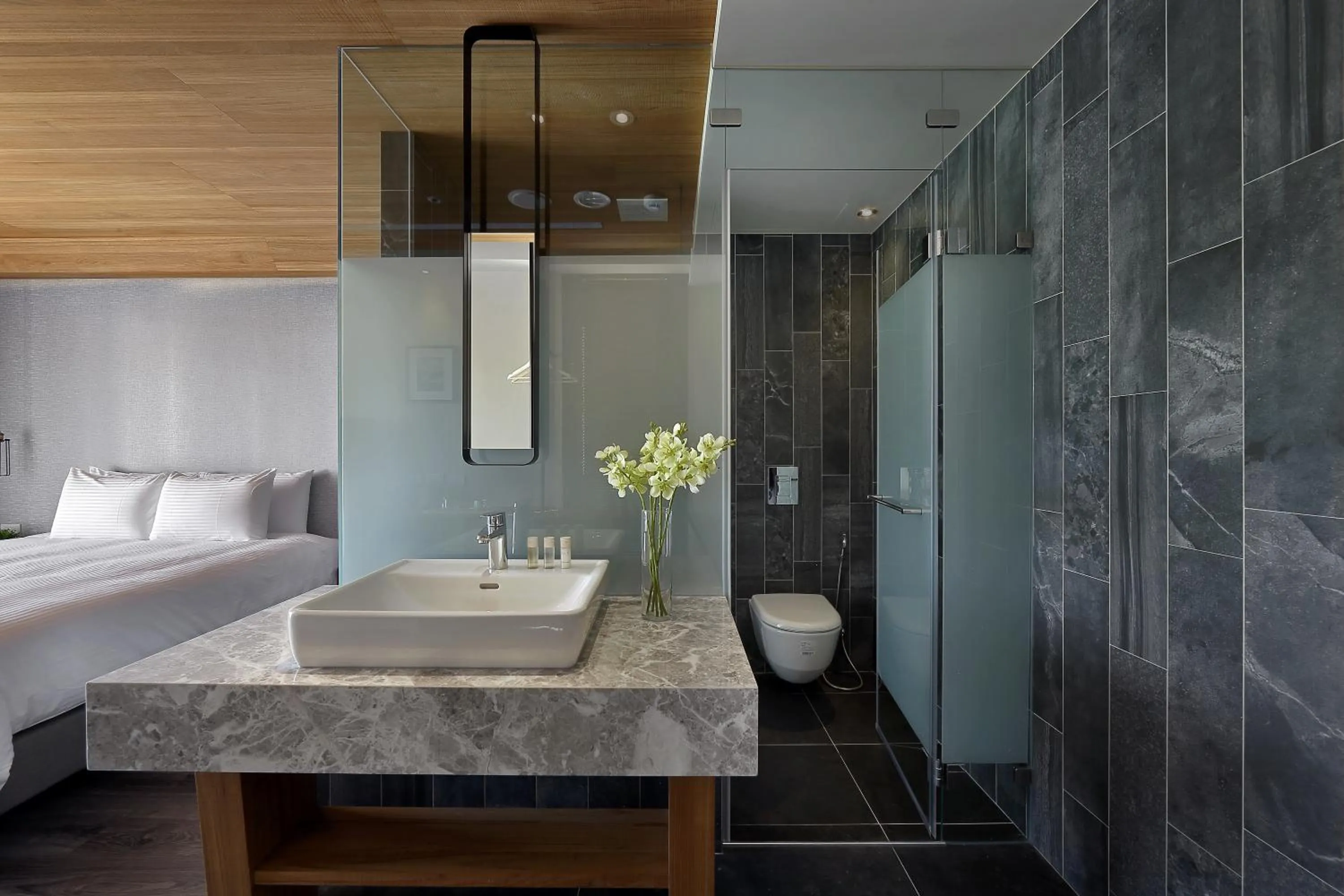 Toilet, Bed in Sun Moon Lake Blue Sky Bay B&B