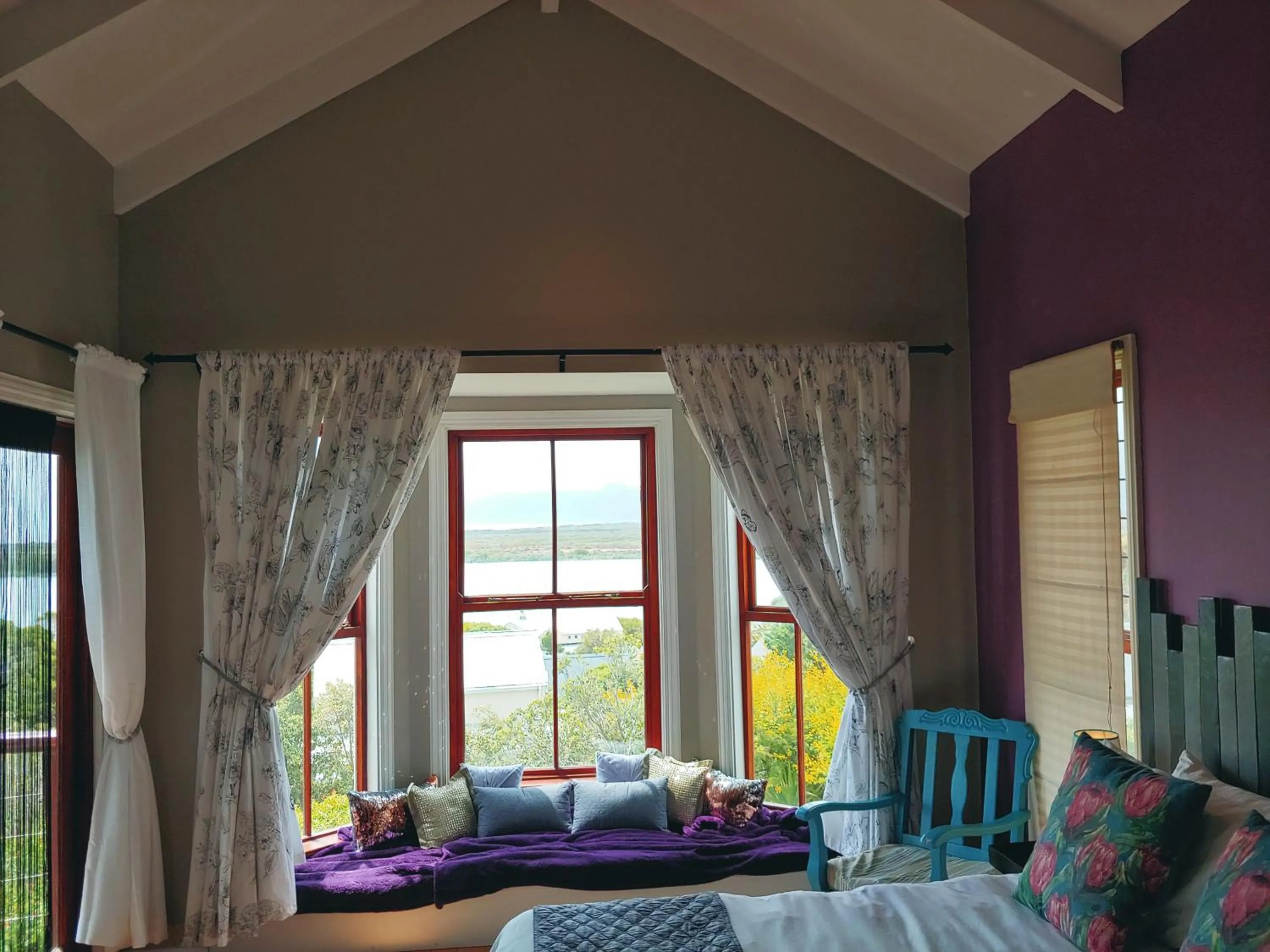 Seating area, Bed in Happy Homes - Imhoffs Gift