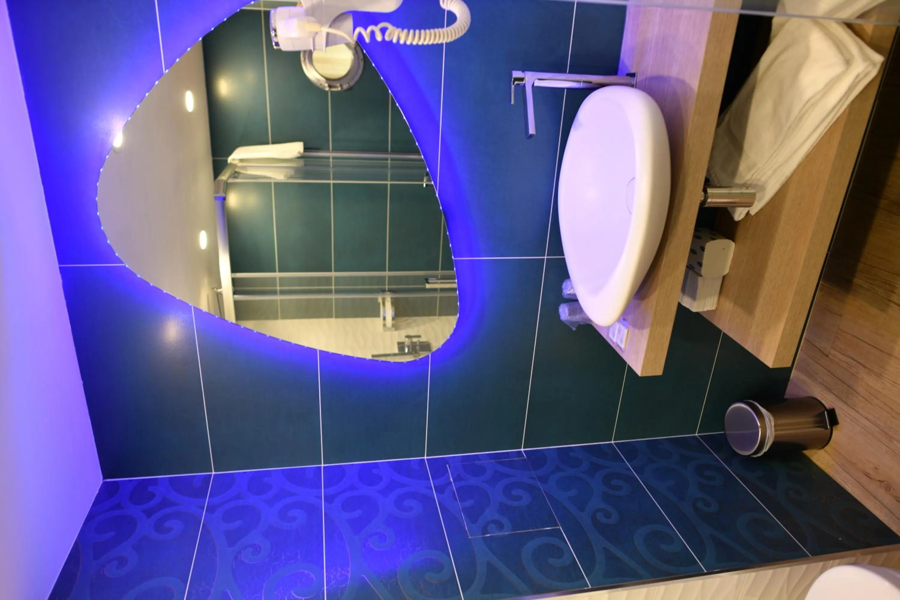 Shower in Hôtel Le Claridge