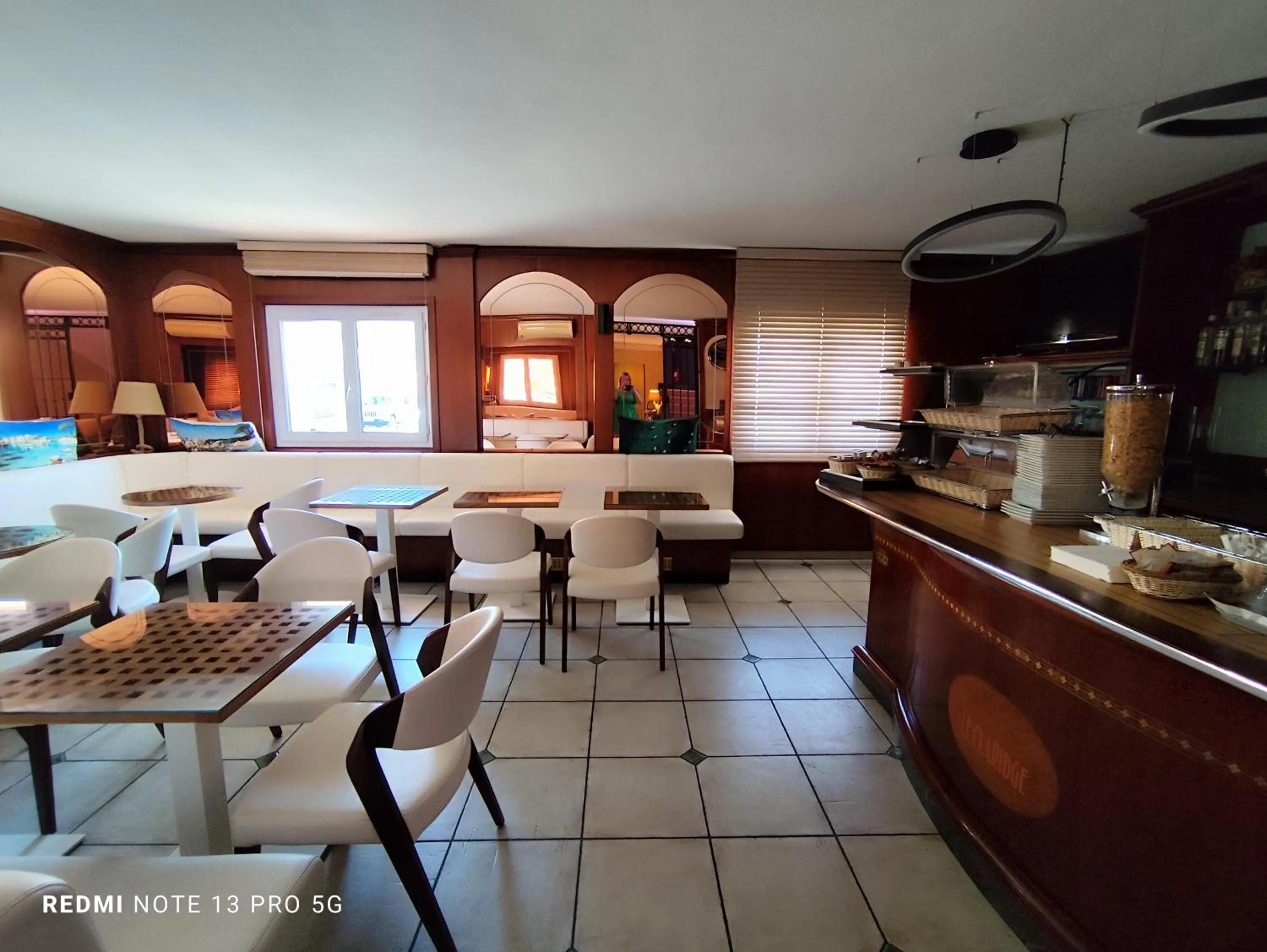 Food and drinks in Hôtel Le Claridge