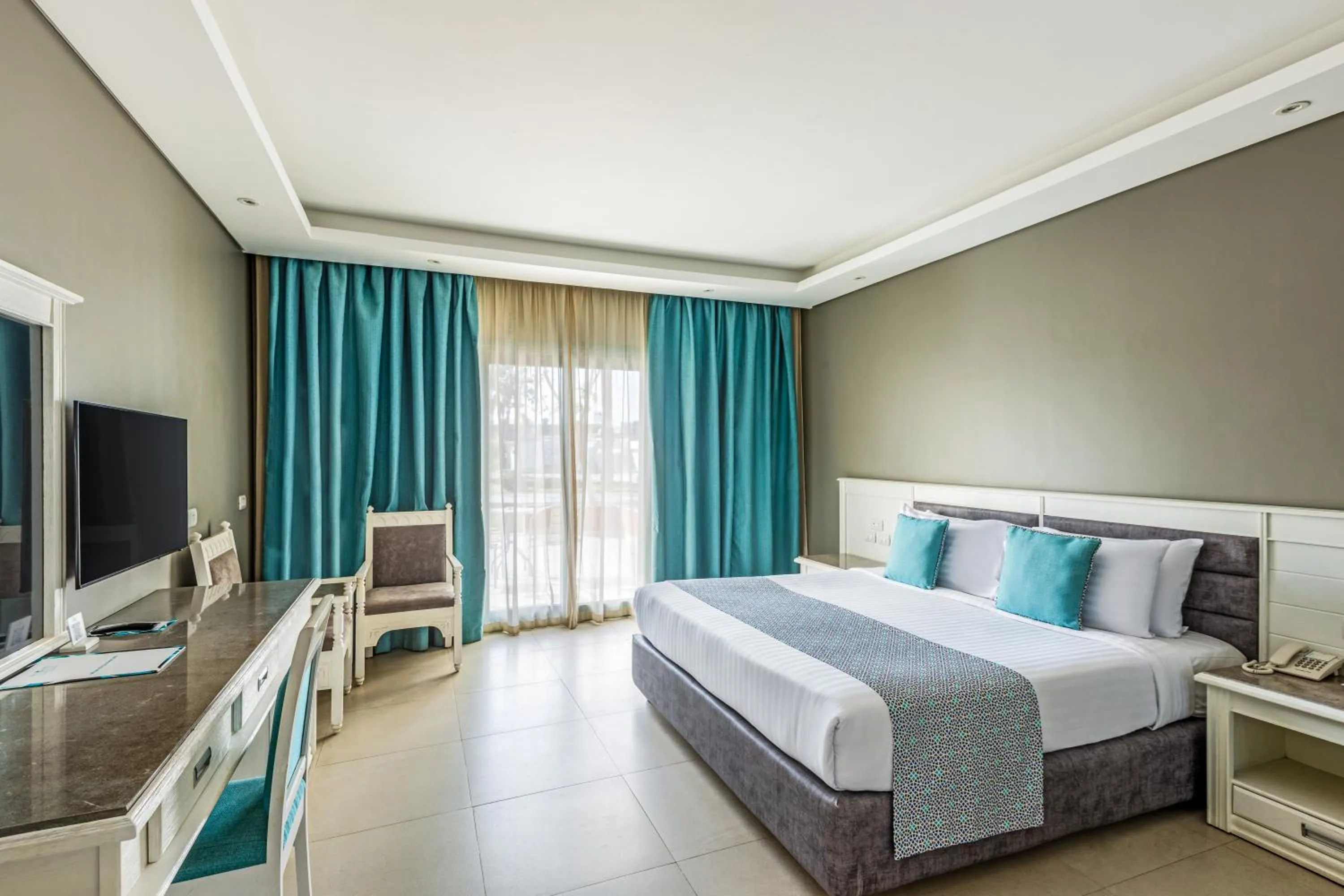 Bedroom, Bed in Sunrise Garden Beach Resort