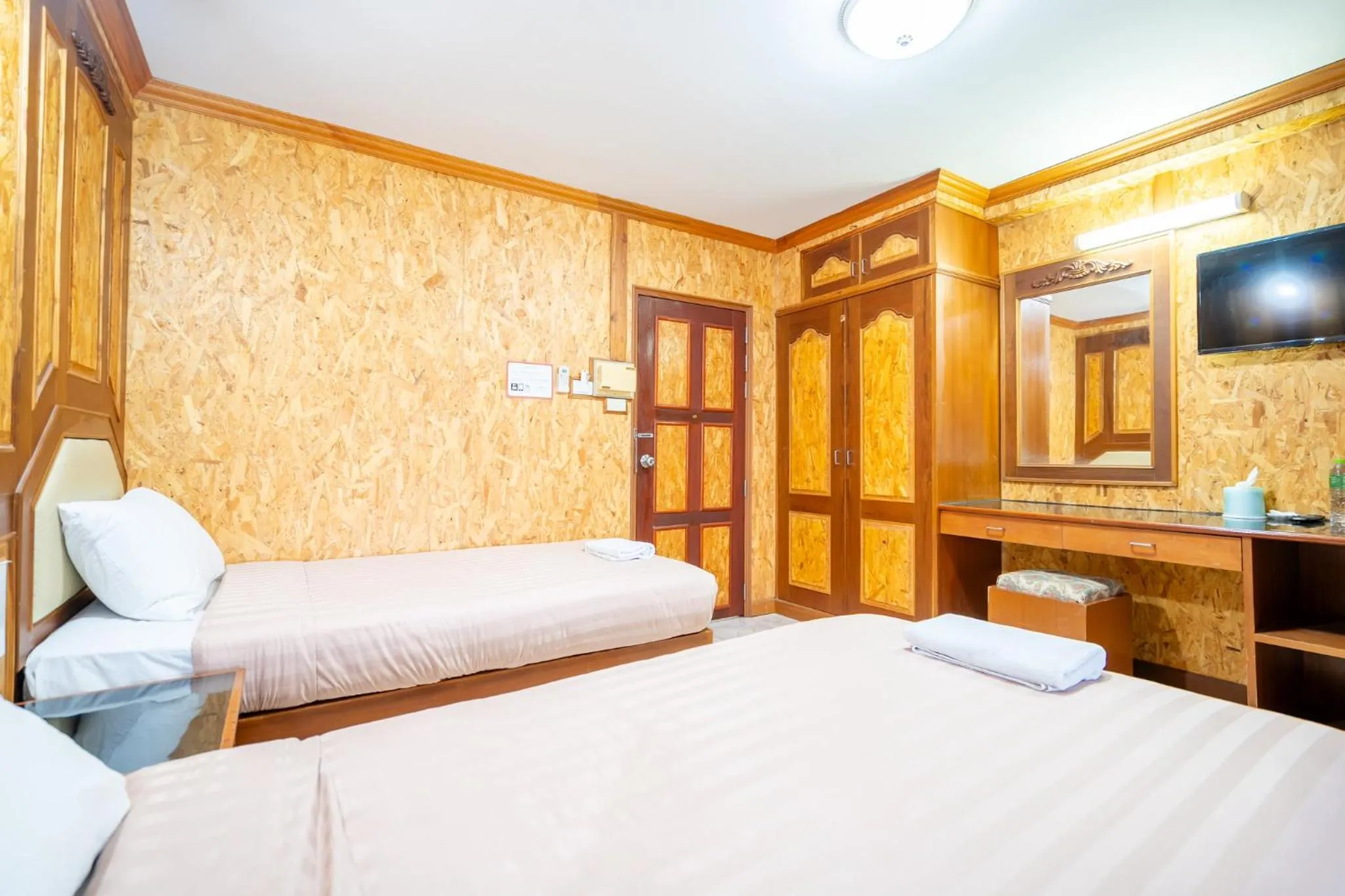 Bed in Chatsuree Mansion