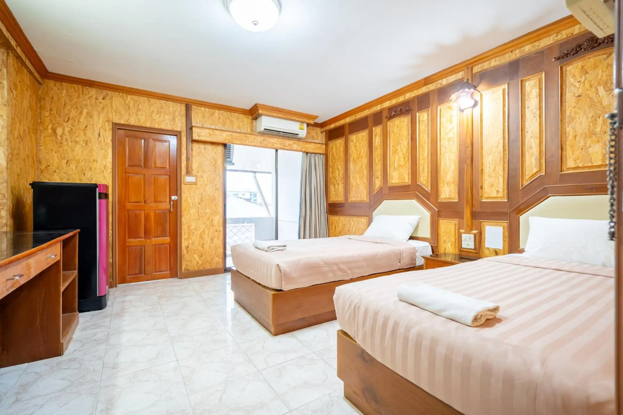 Bed in Chatsuree Mansion