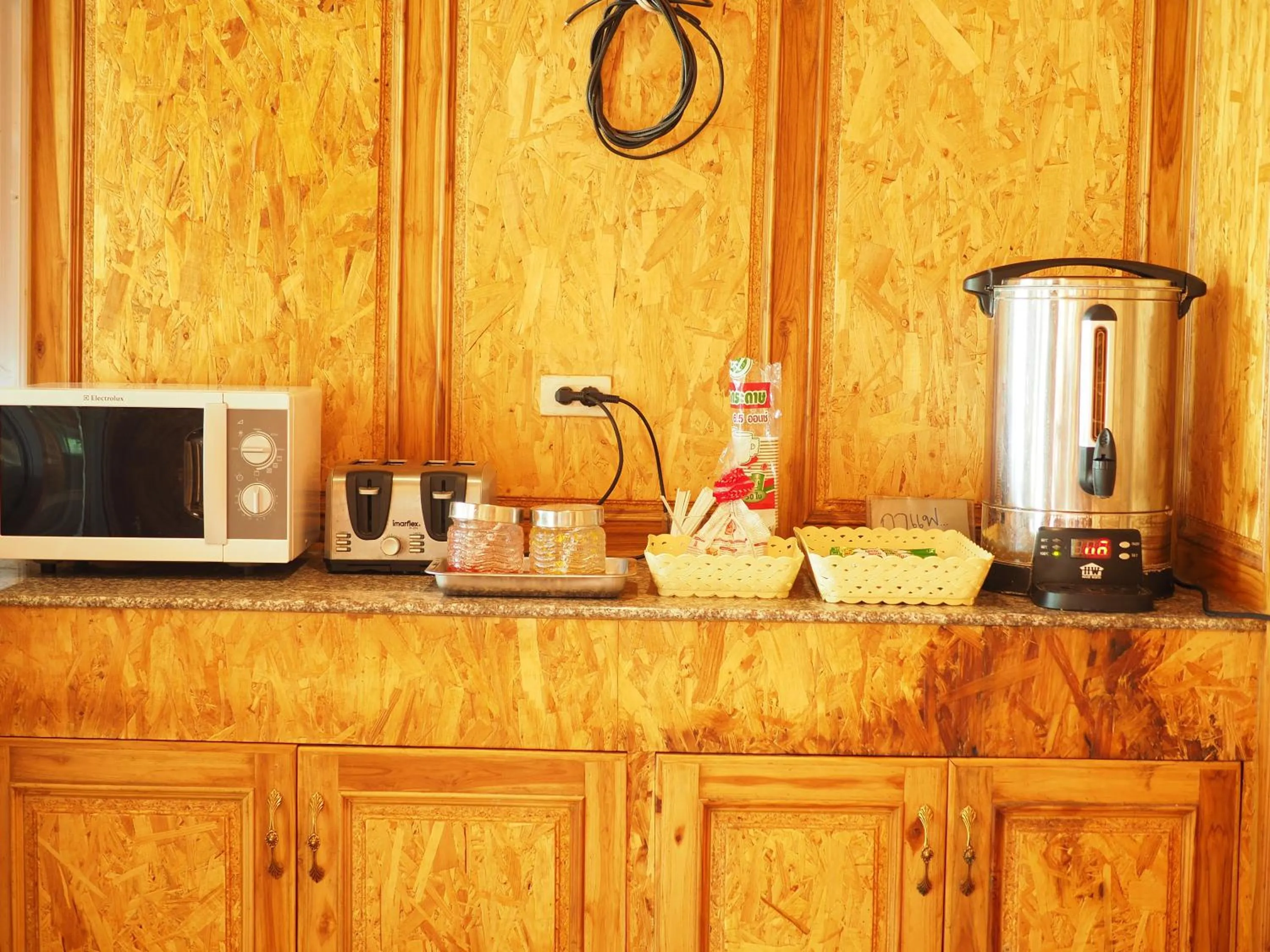 Coffee/tea facilities in Chatsuree Mansion