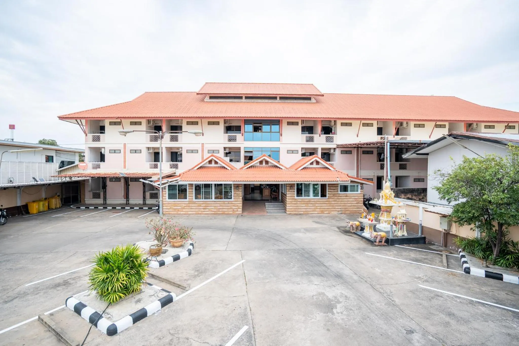 Property building in Chatsuree Mansion