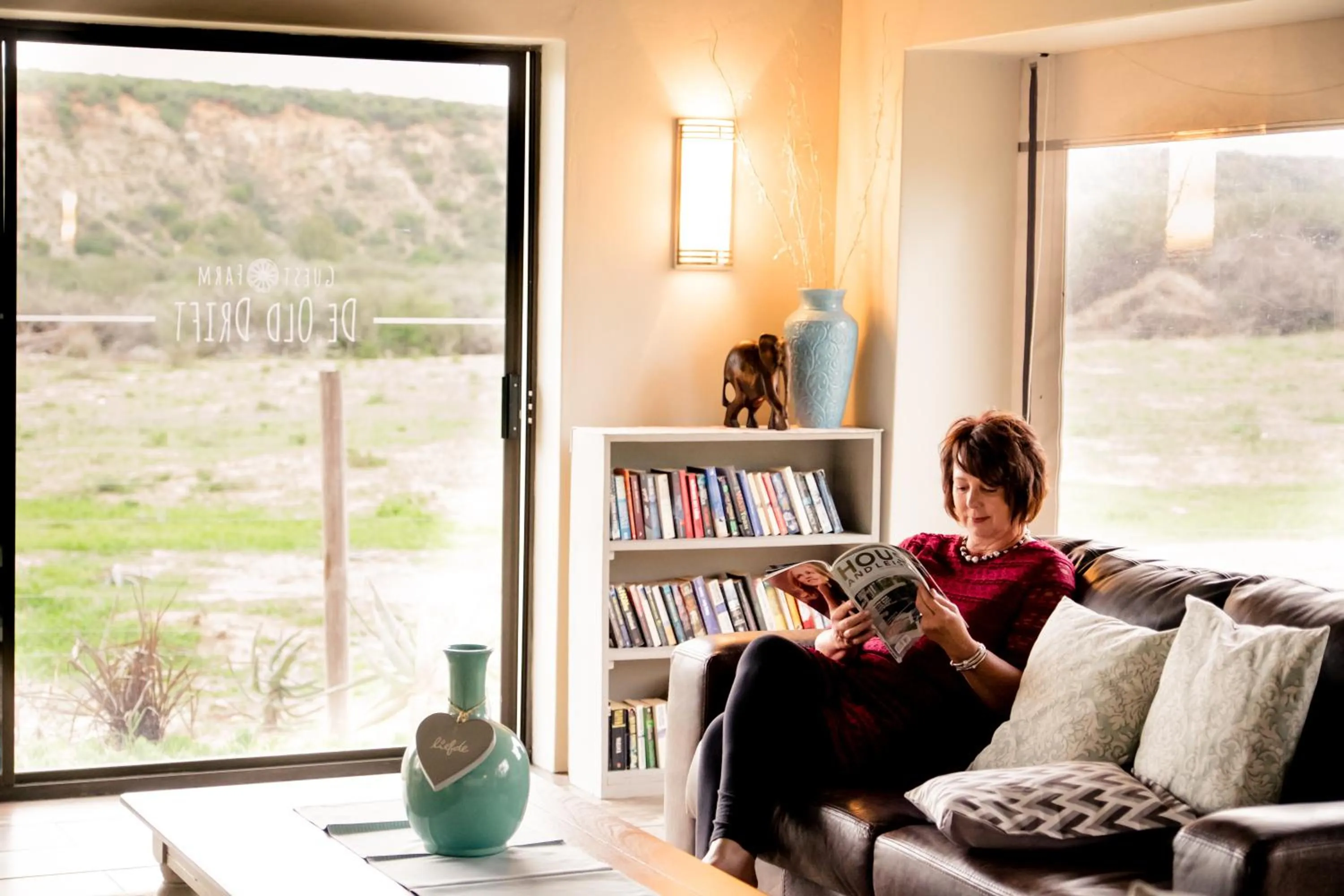 Library in De Old Drift Guest Farm