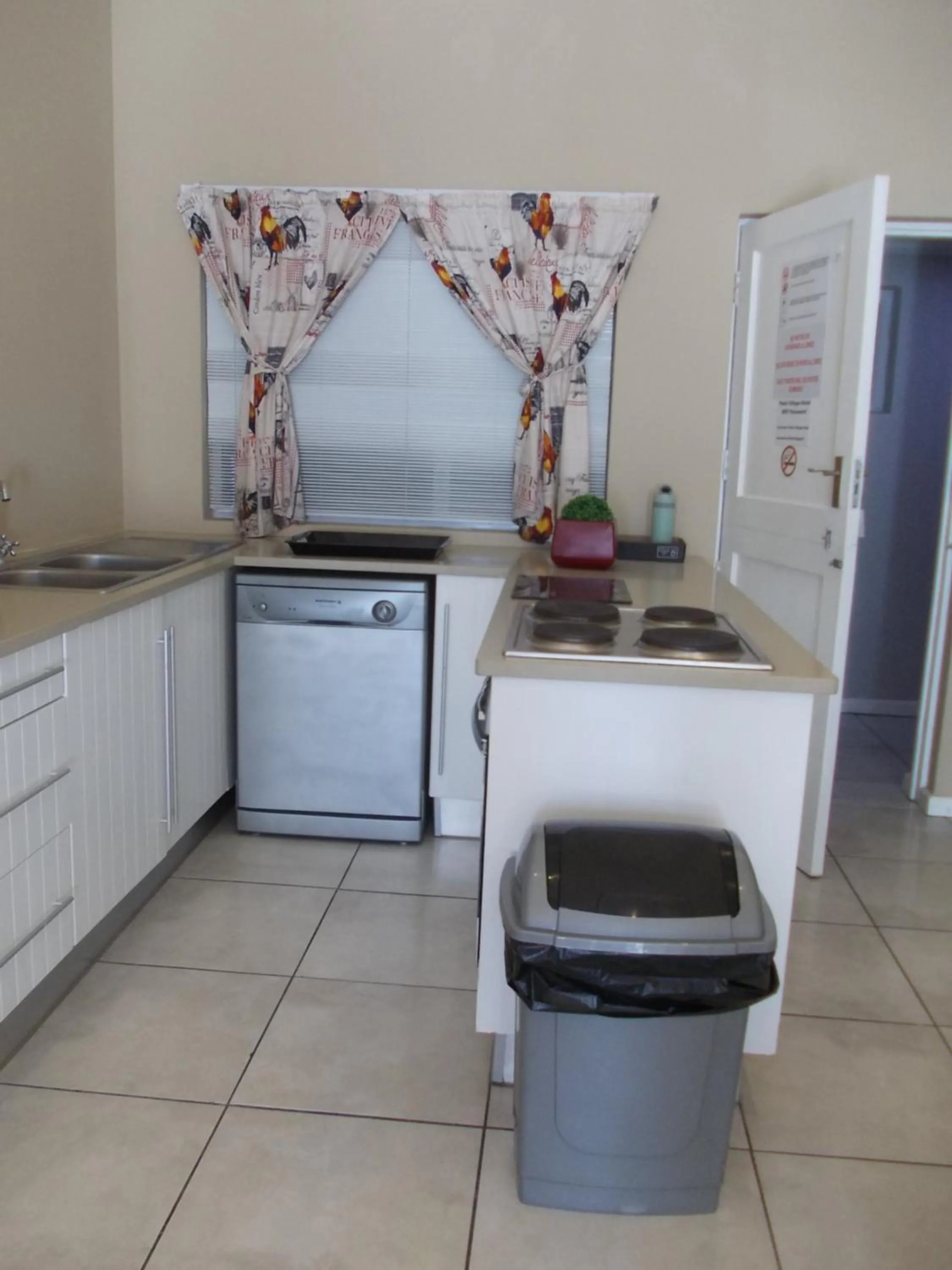 Kitchen or kitchenette, Kitchen/Kitchenette in Point Village Hotel and Self Catering
