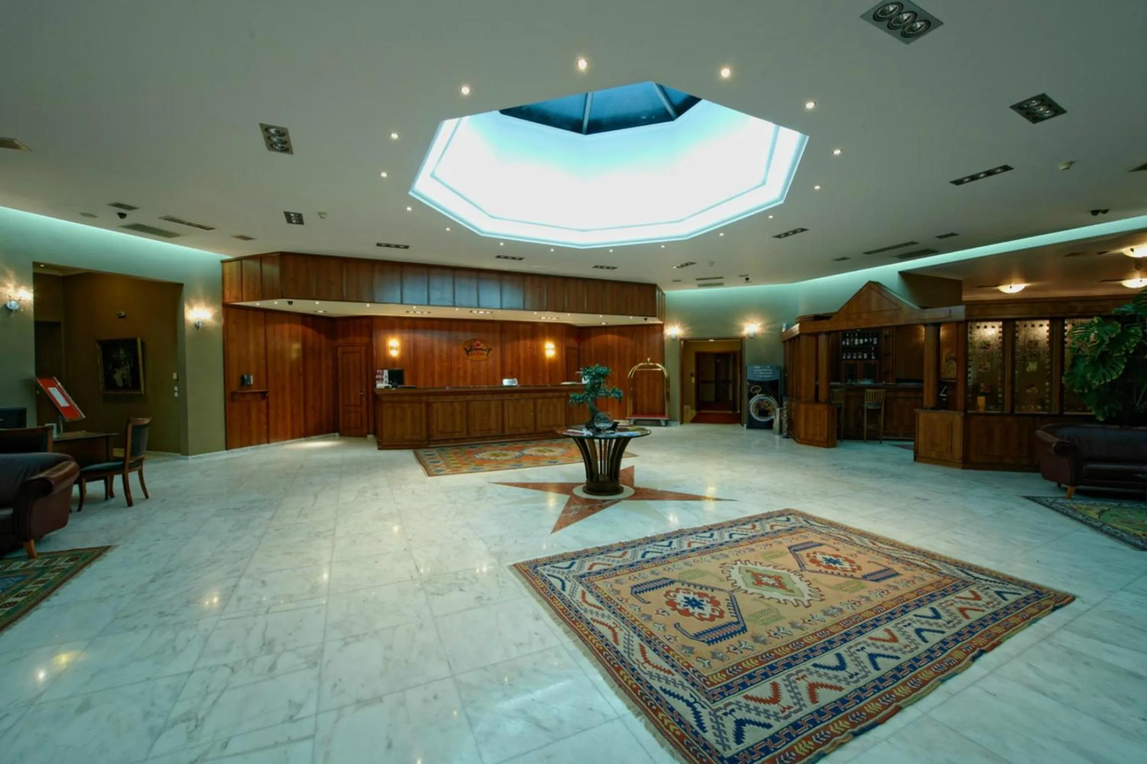 Communal lounge/ TV room in Royal Hotel Thessaloniki