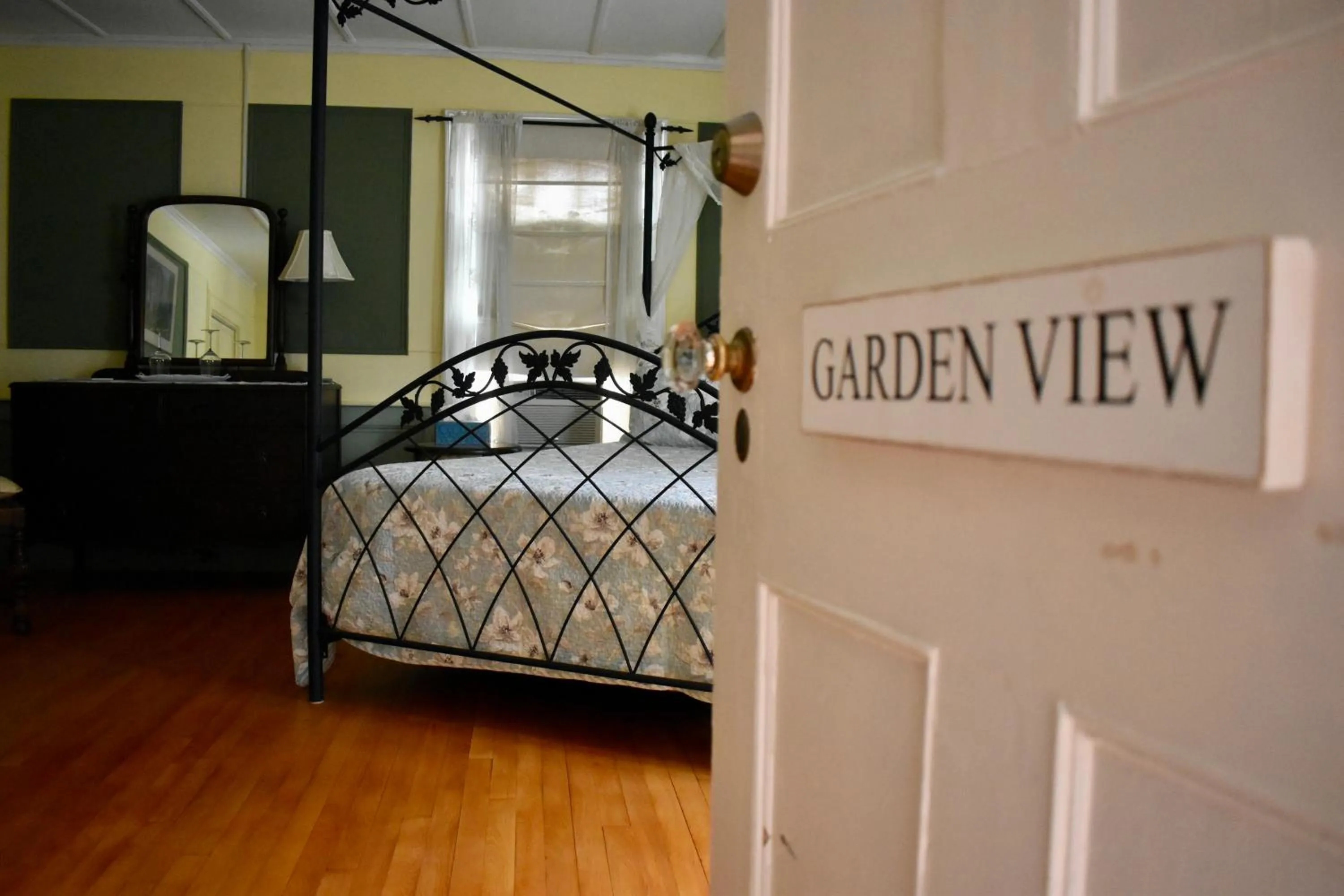 Bed in Harbour House Inn B&B