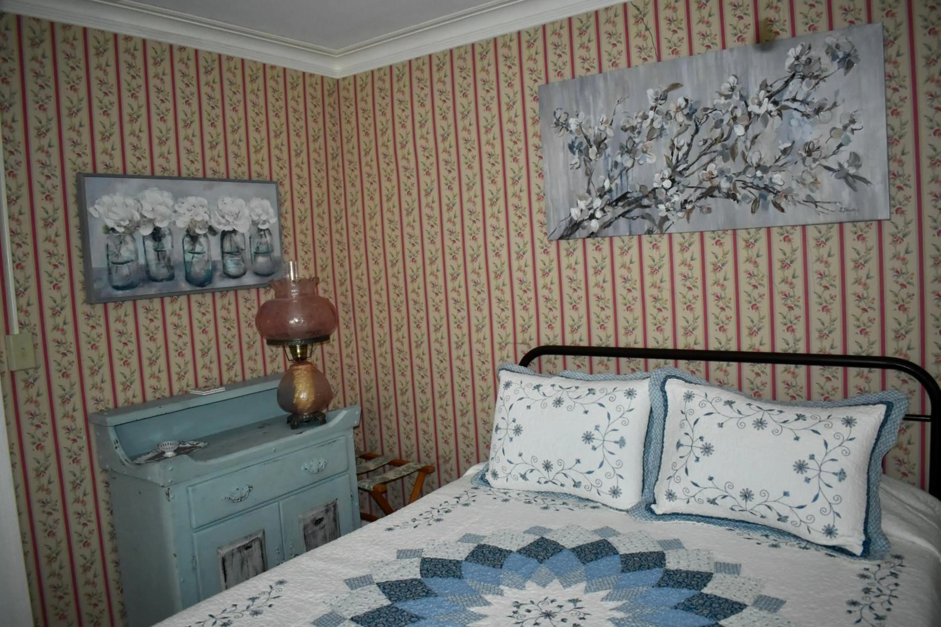 Bed in Harbour House Inn B&B