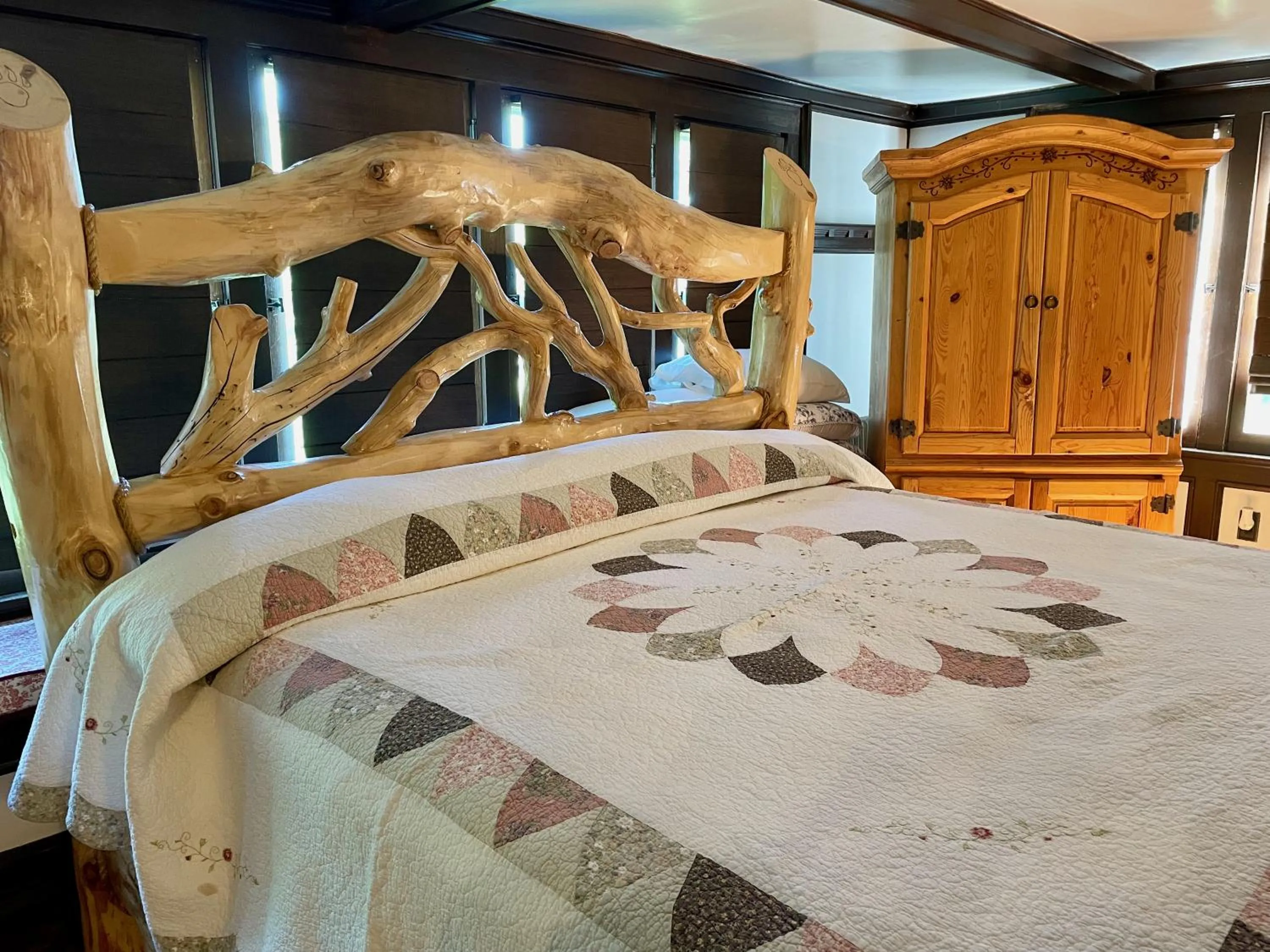 Bed in Harbour House Inn B&B