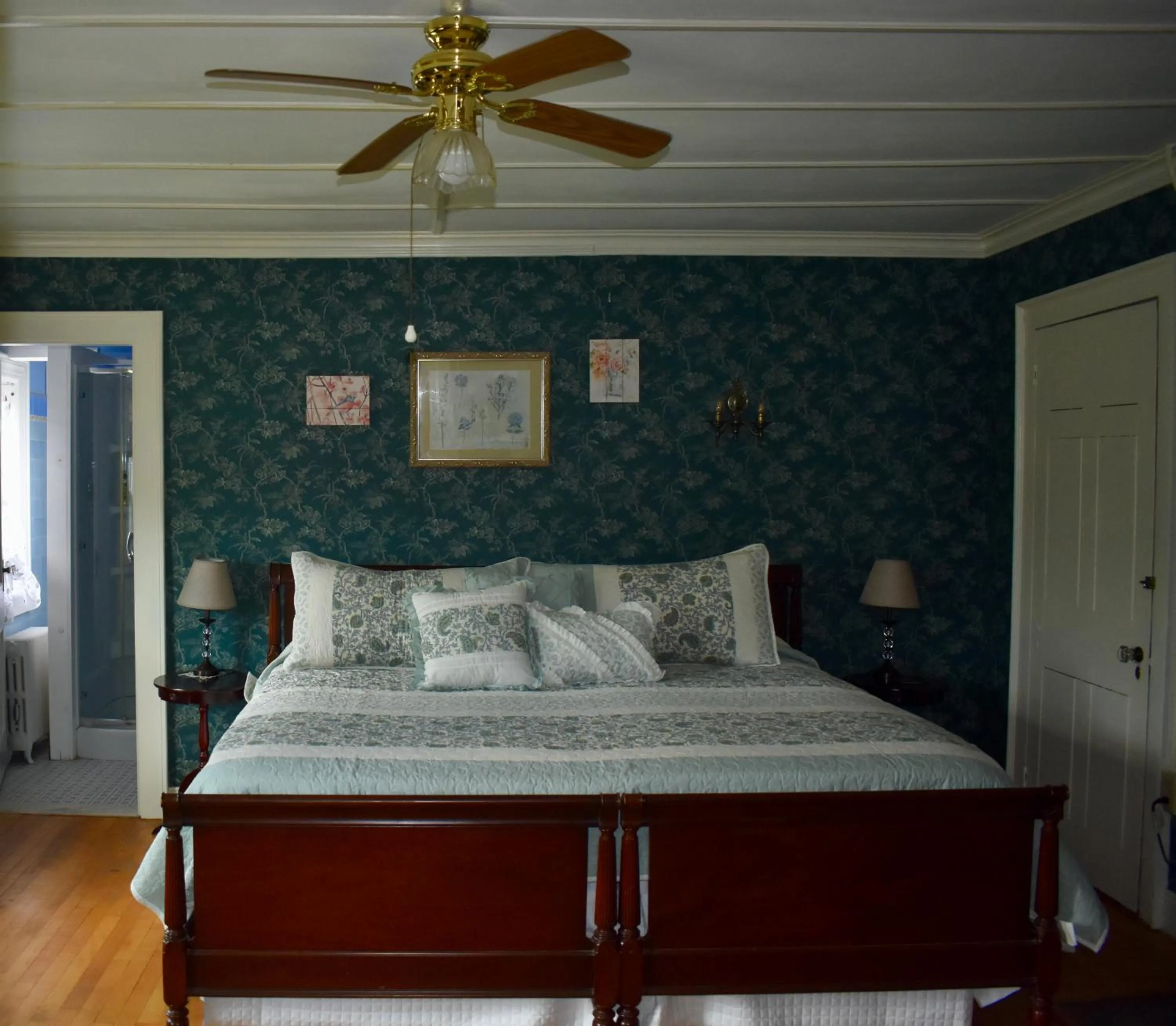 Bed in Harbour House Inn B&B