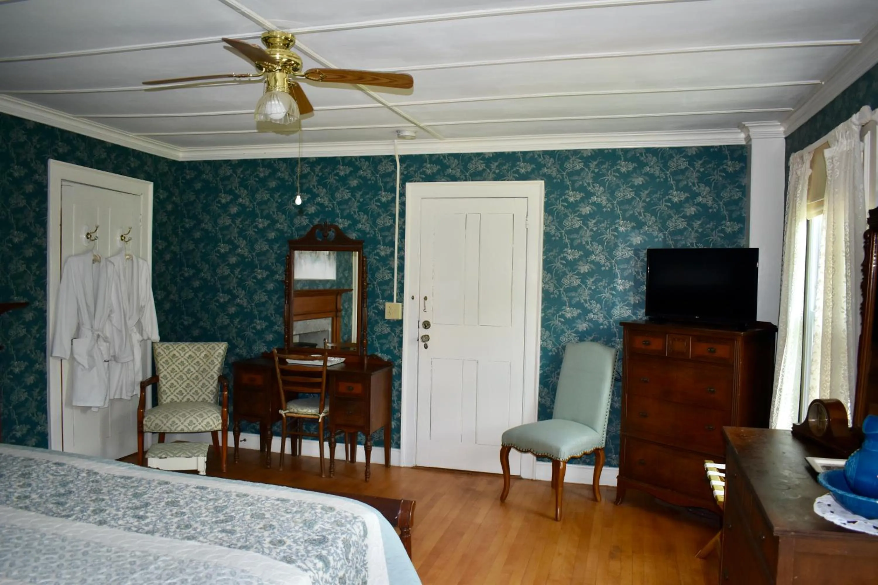 Bed in Harbour House Inn B&B