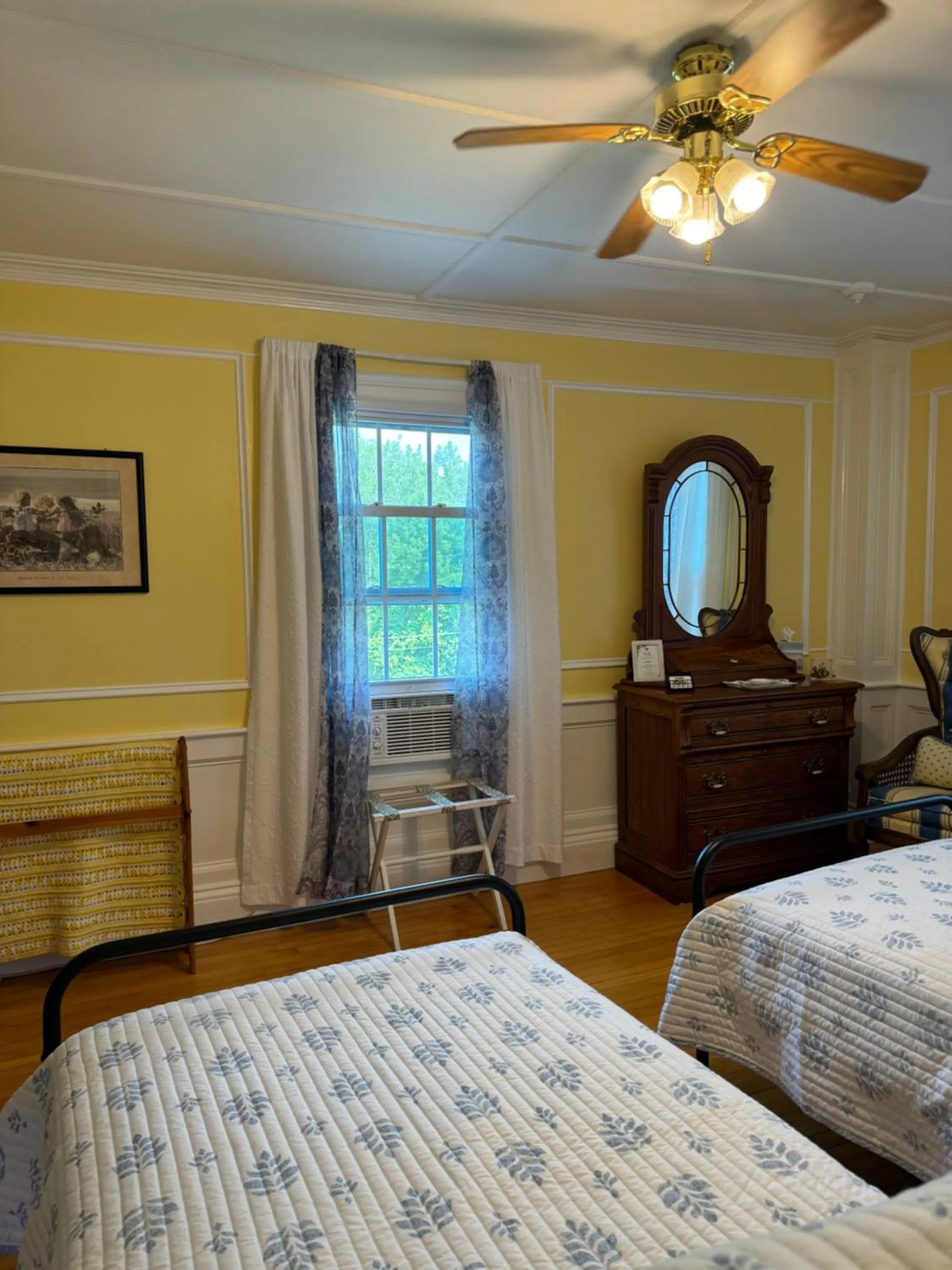 Bed in Harbour House Inn B&B