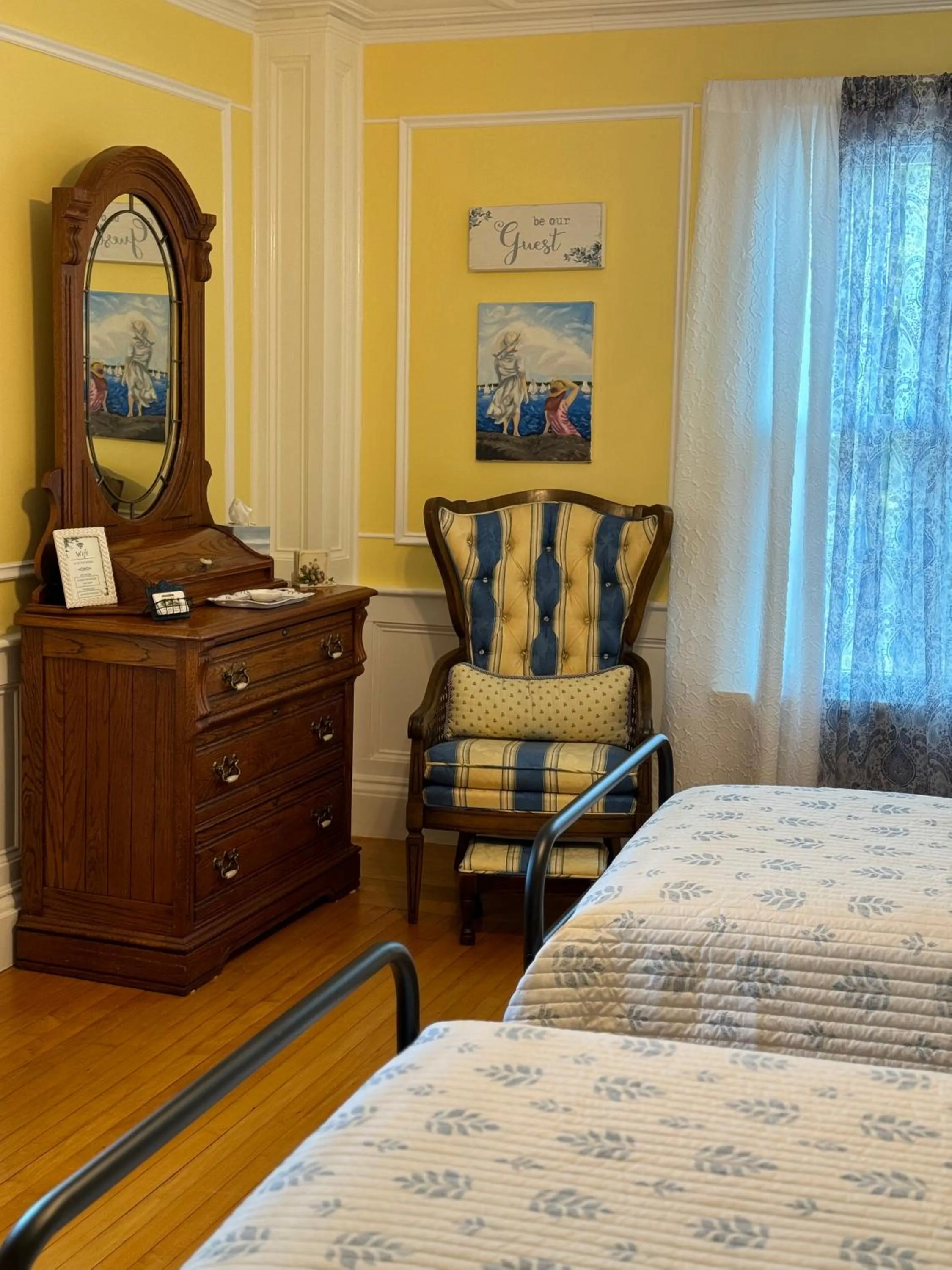 Bed in Harbour House Inn B&B