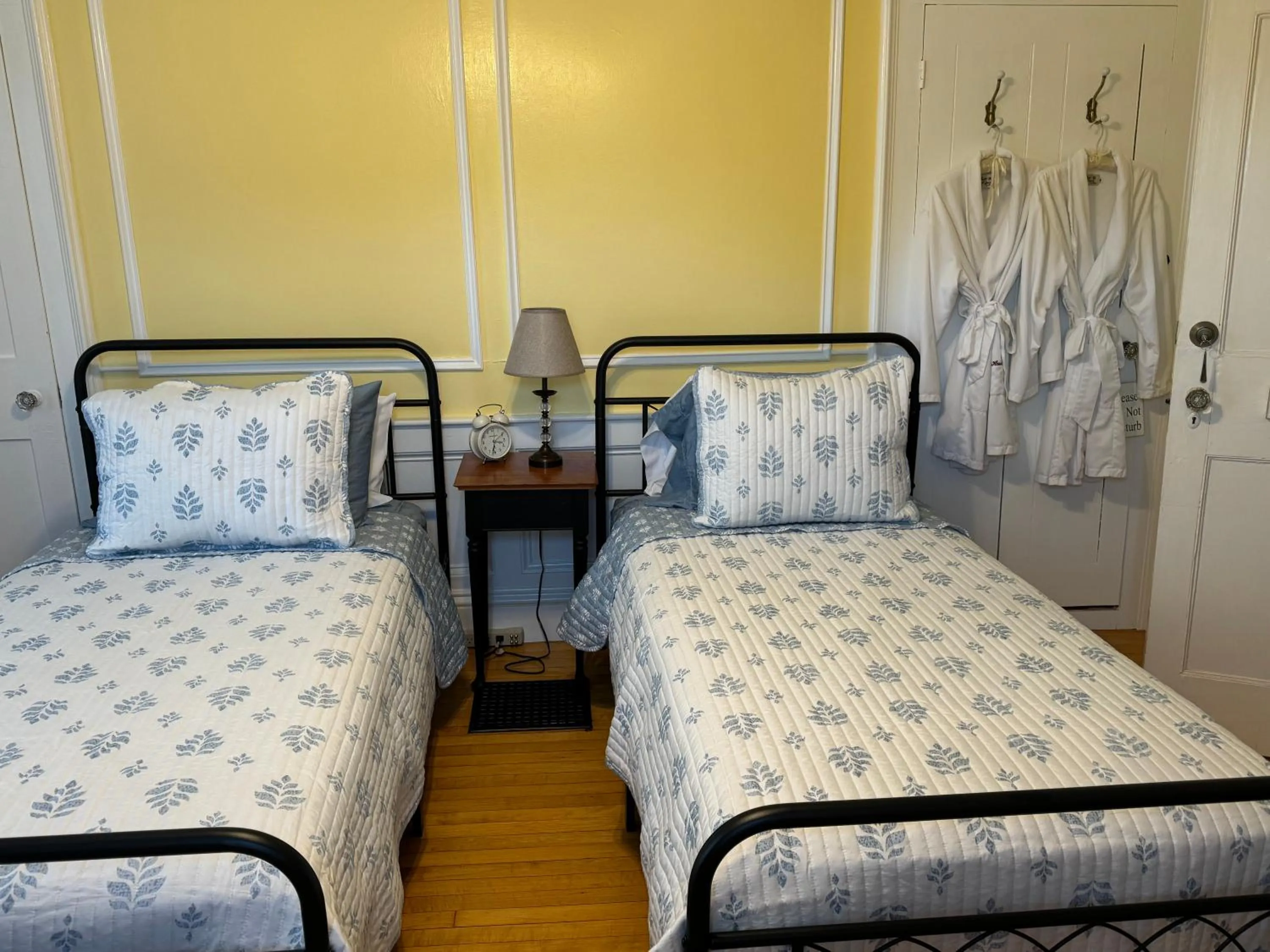 Bed in Harbour House Inn B&B