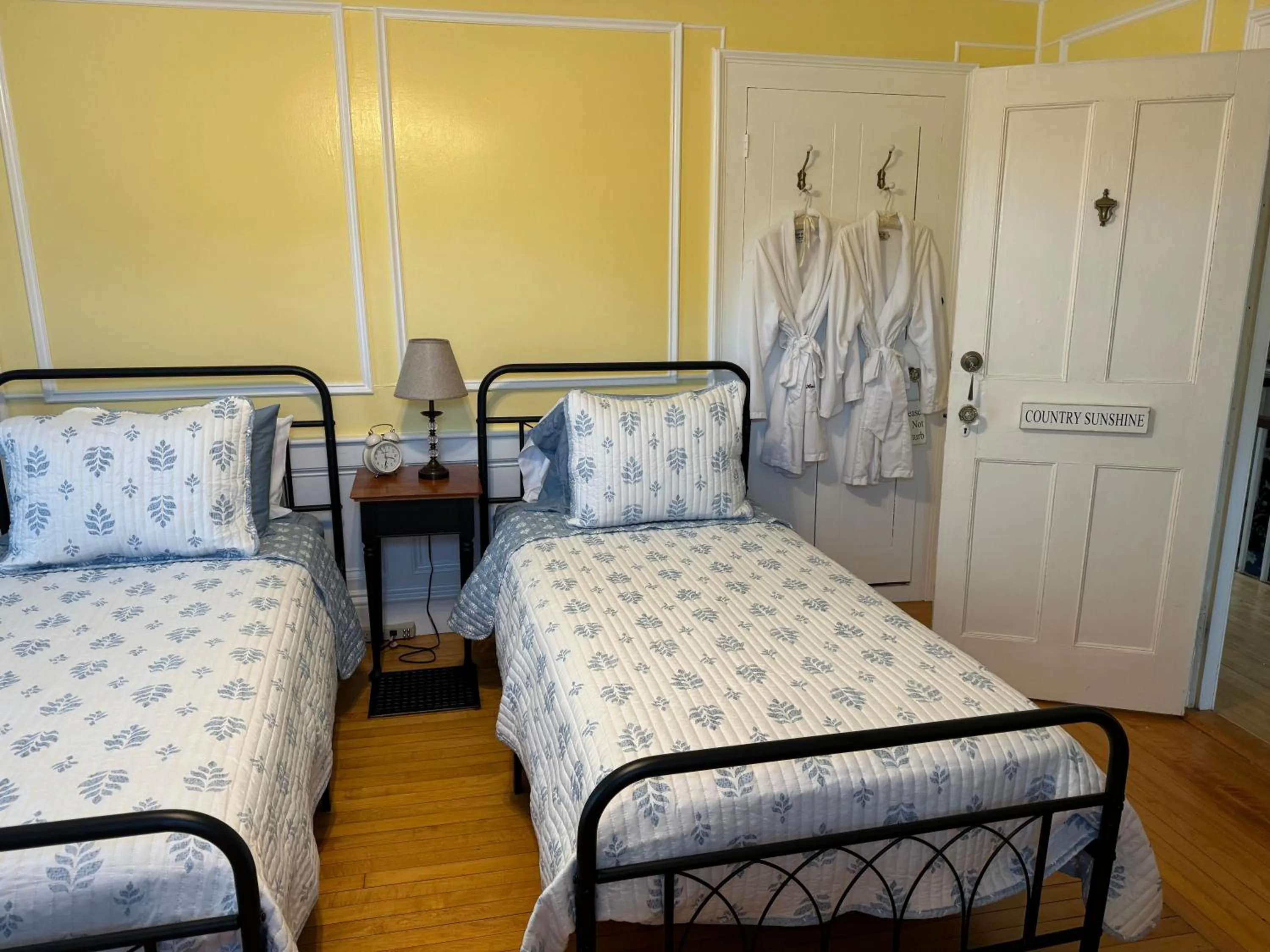 Bed in Harbour House Inn B&B