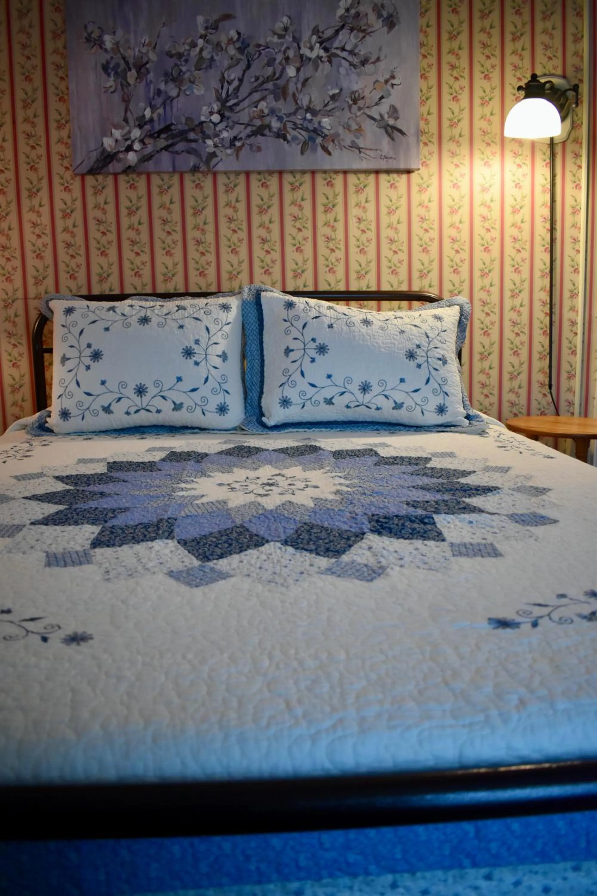 Bed in Harbour House Inn B&B