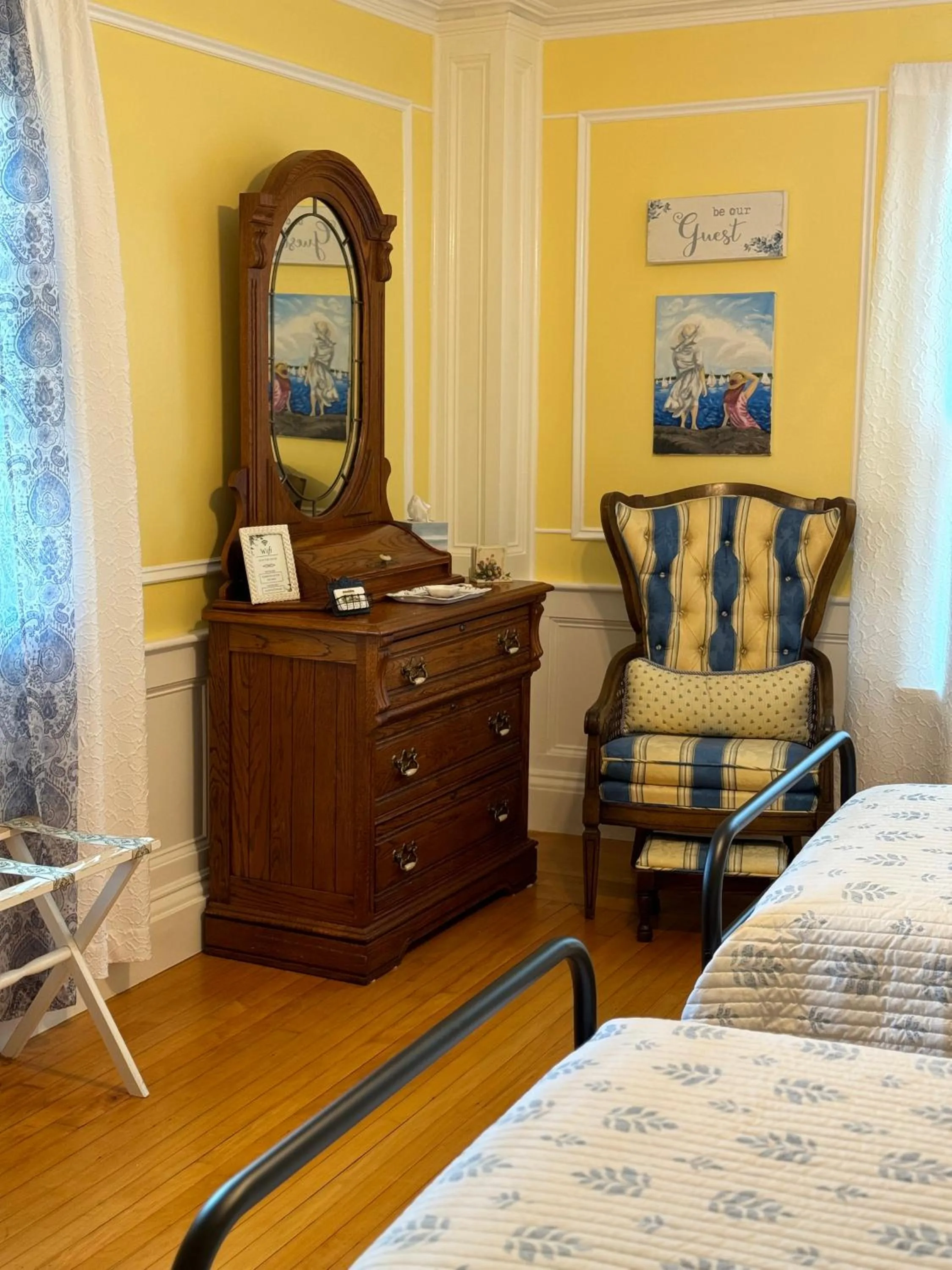 Bed in Harbour House Inn B&B