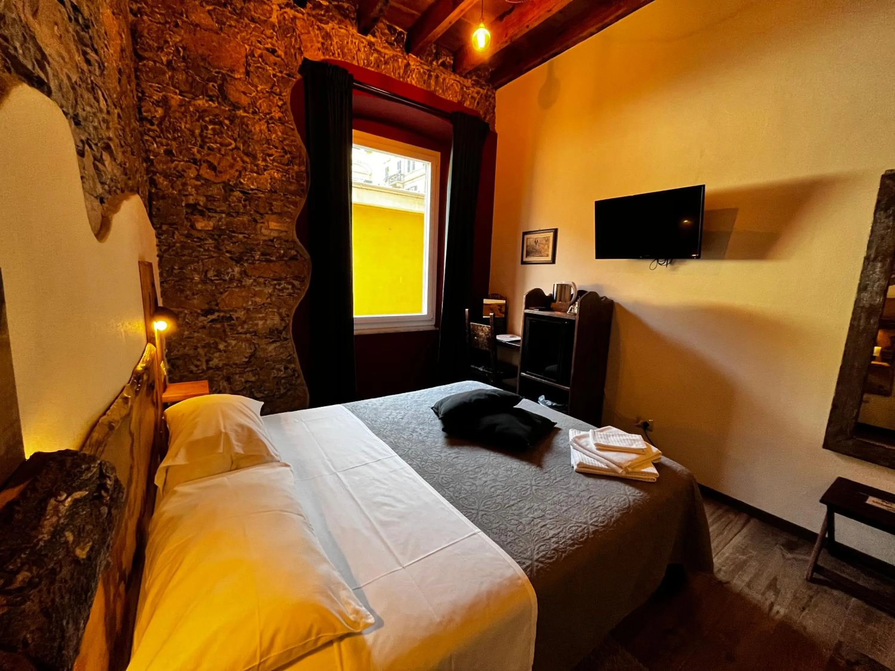 Bed in La Taverna del Metallo Rooms