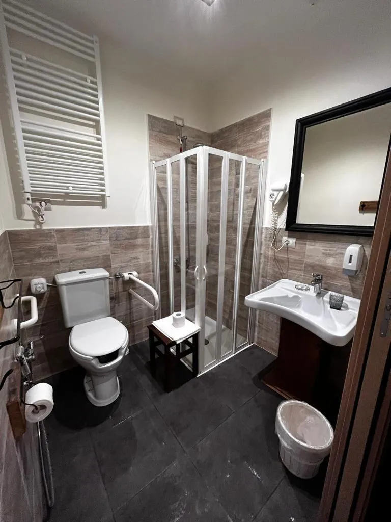 Shower in La Taverna del Metallo Rooms