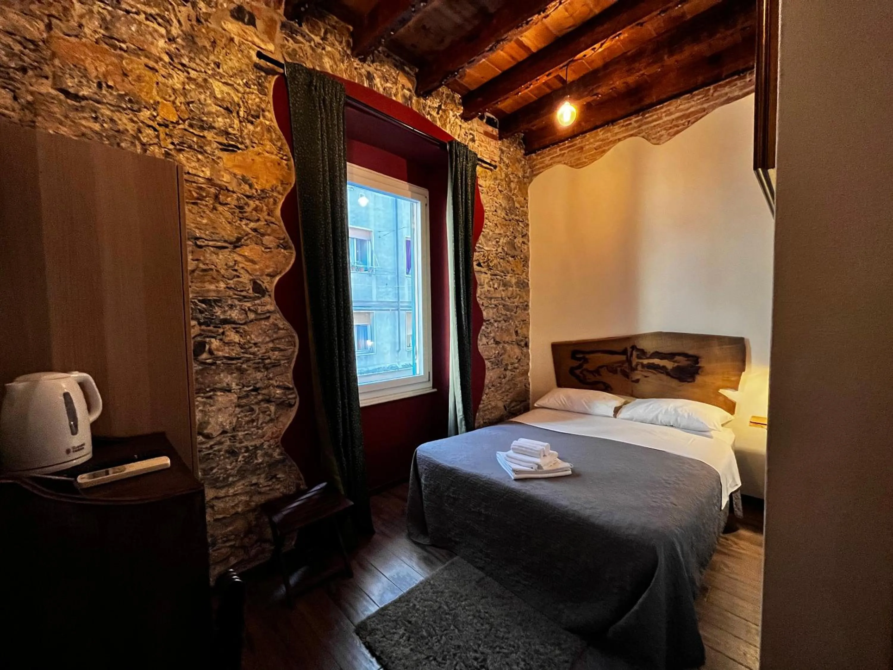 Photo of the whole room, Bed in La Taverna del Metallo Rooms