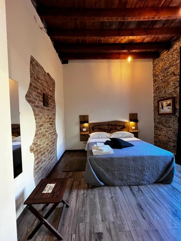 Bed in La Taverna del Metallo Rooms